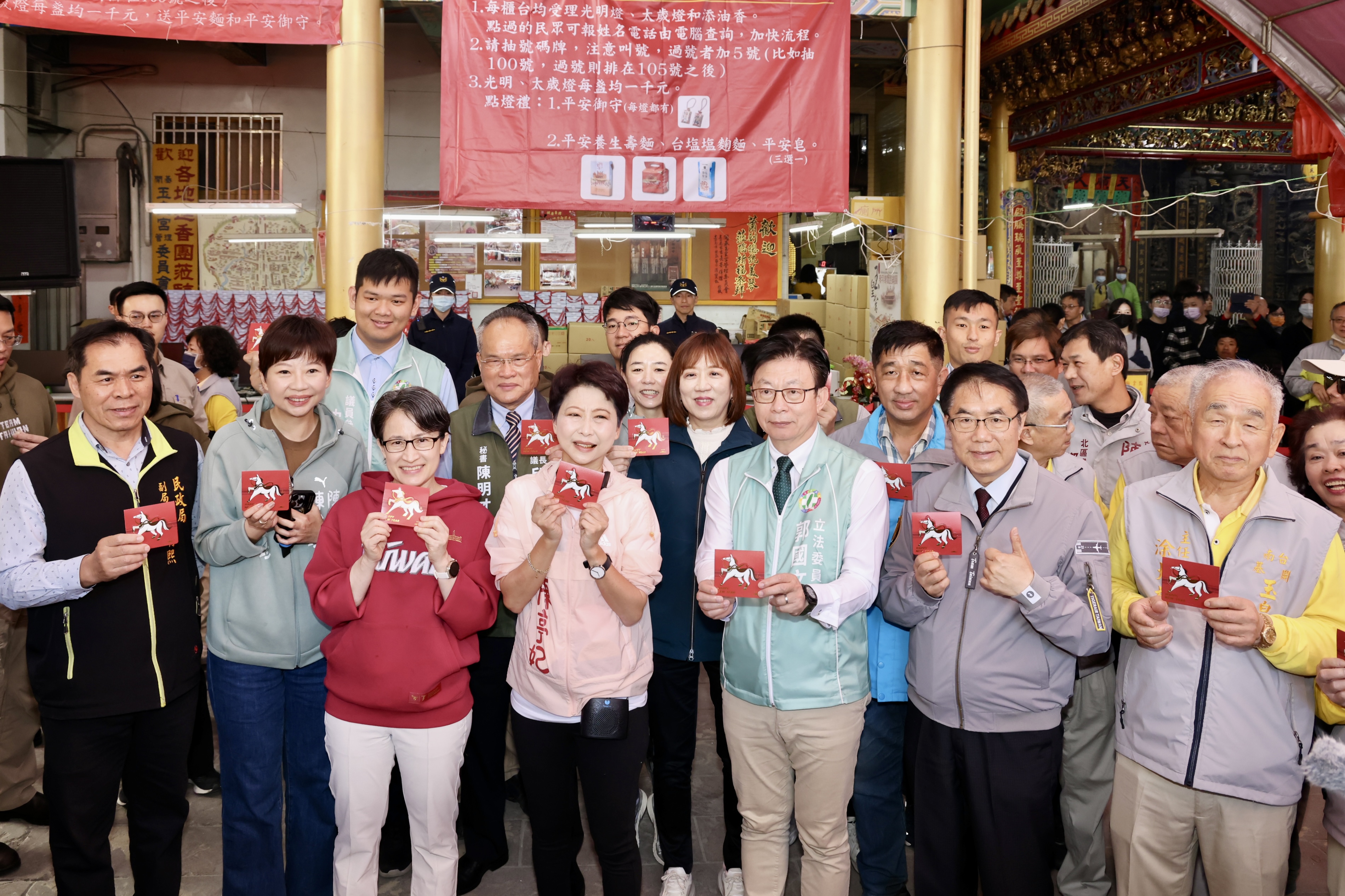 副總統蕭美琴台南開基玉皇宮走春，黃偉哲一同發放一元福袋祈求好運！