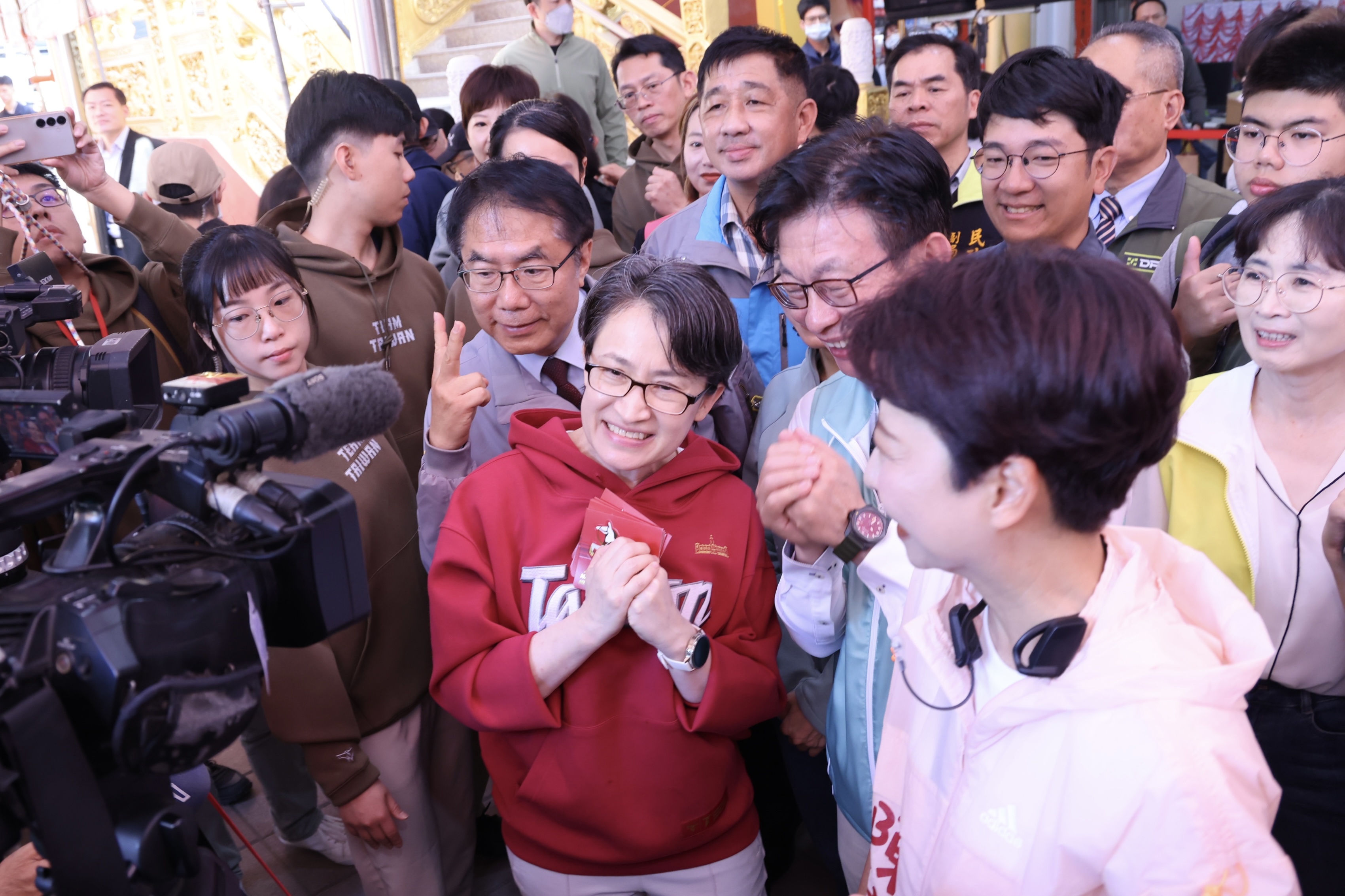 副總統蕭美琴初三赴台南開基玉皇宮走春參拜　黃偉哲陪同發放一元福袋