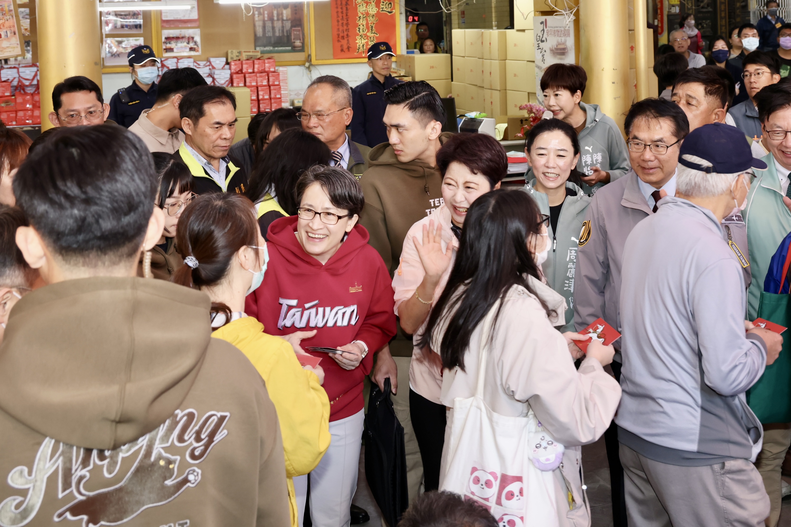 副總統蕭美琴初三赴台南開基玉皇宮走春參拜　黃偉哲陪同發放一元福袋