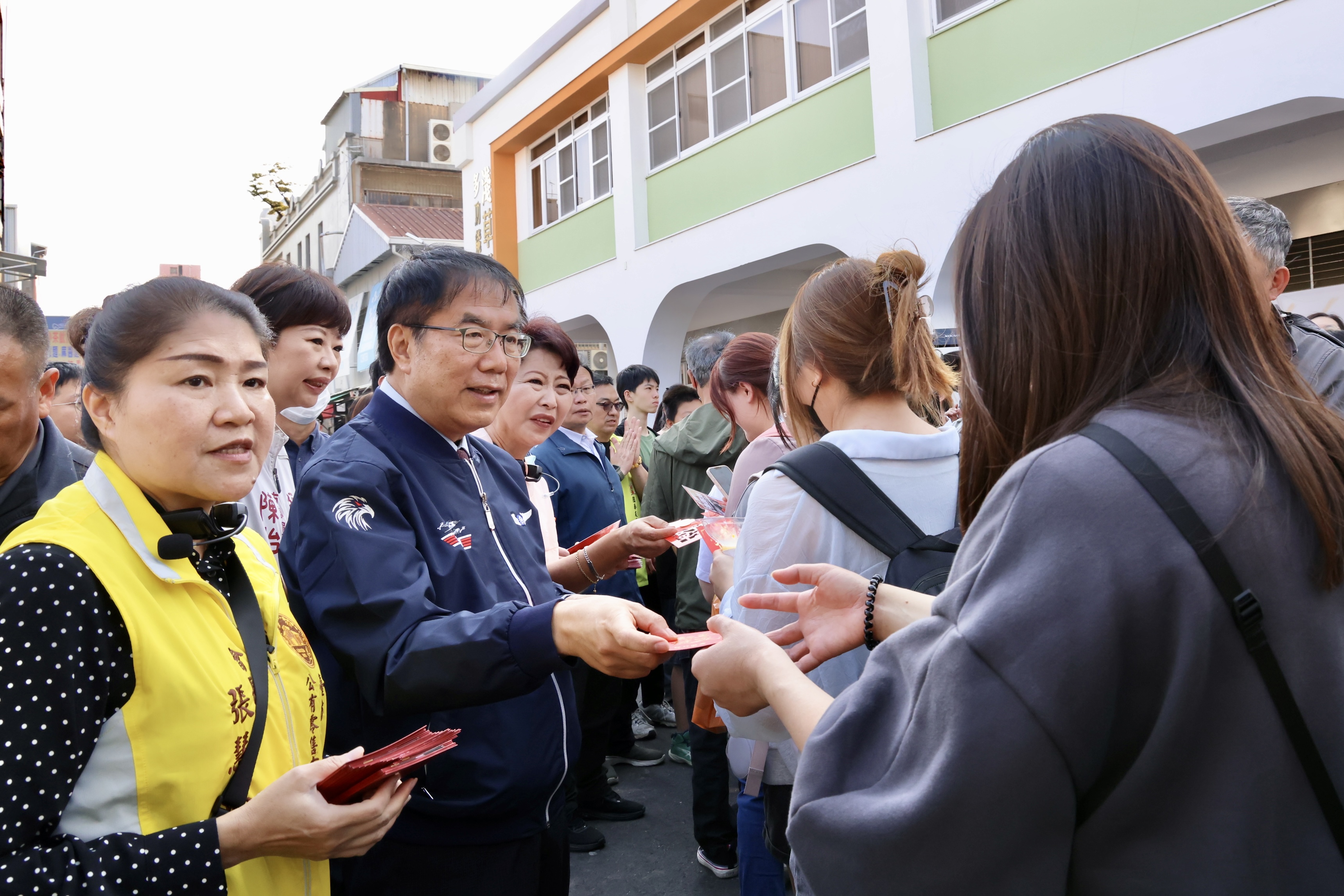 黃偉哲西市場迎春發紅包 邀民眾走春逛百年市場