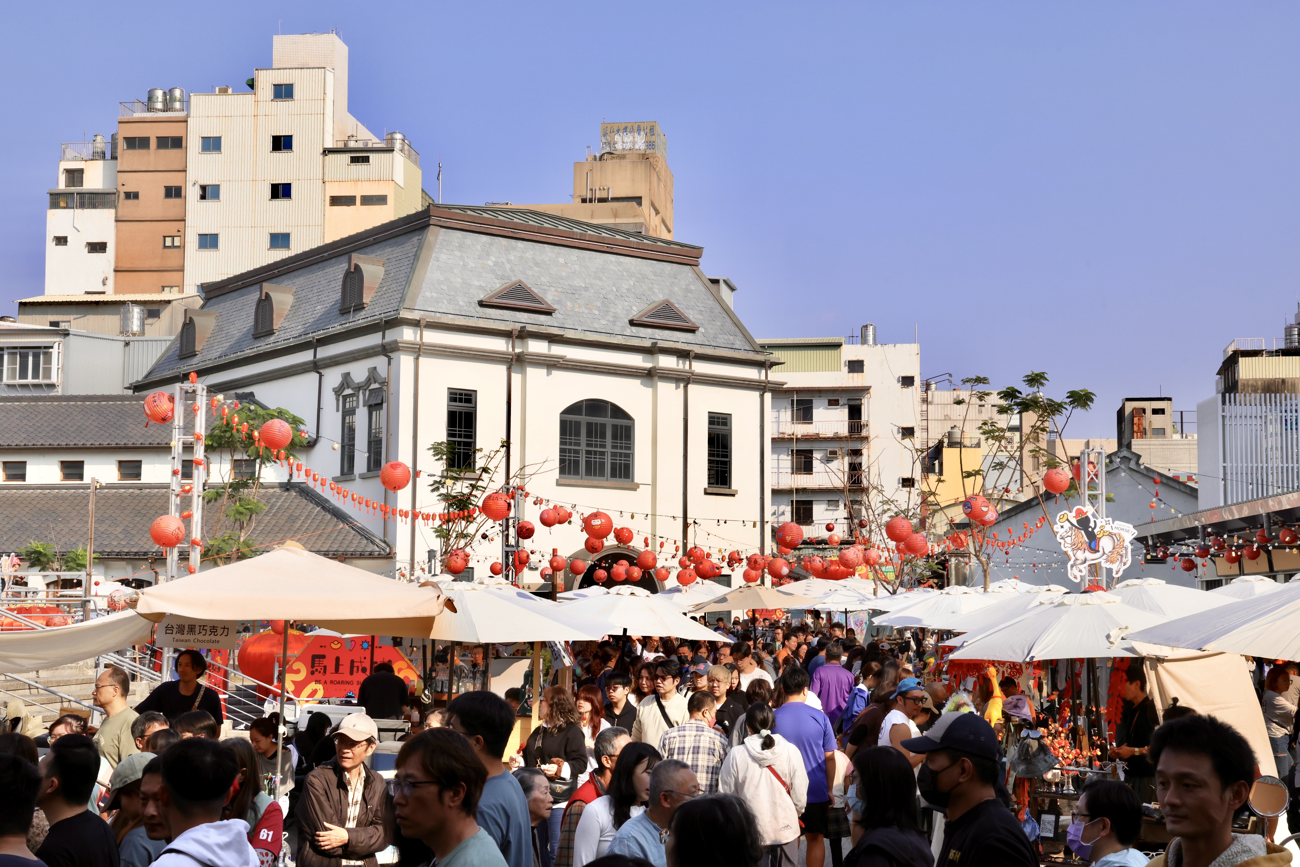 黃偉哲西市場迎春發紅包 邀民眾走春逛百年市場