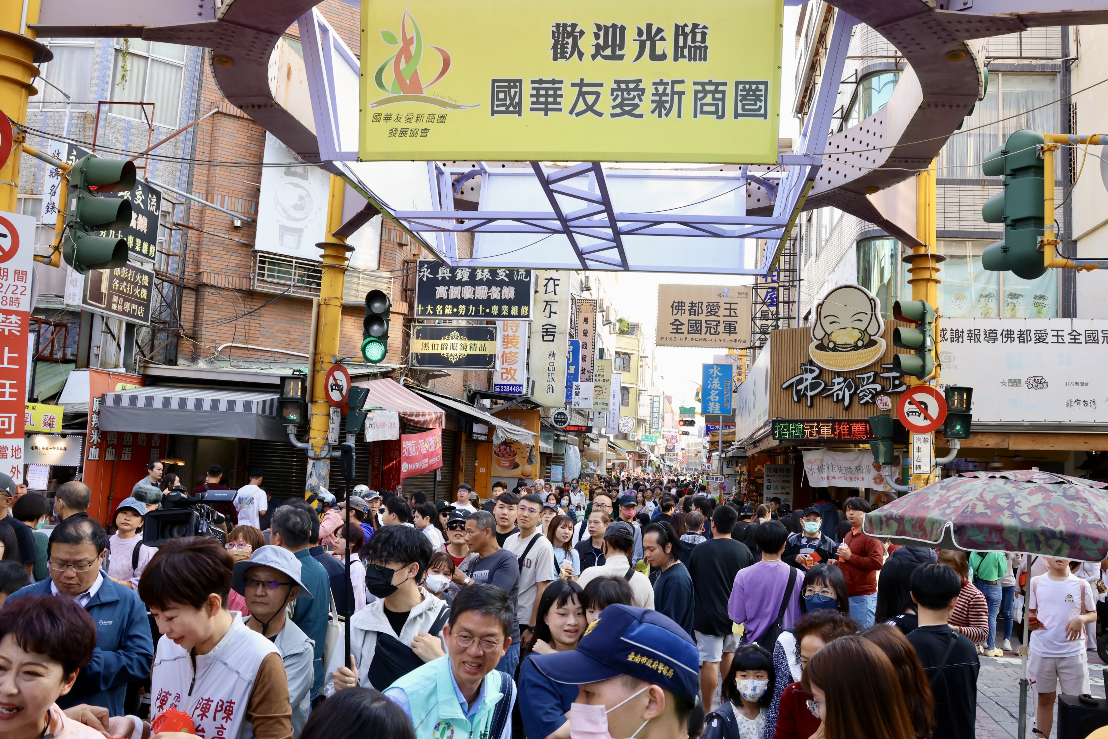 黃偉哲西市場迎春發紅包 邀民眾走春逛百年市場