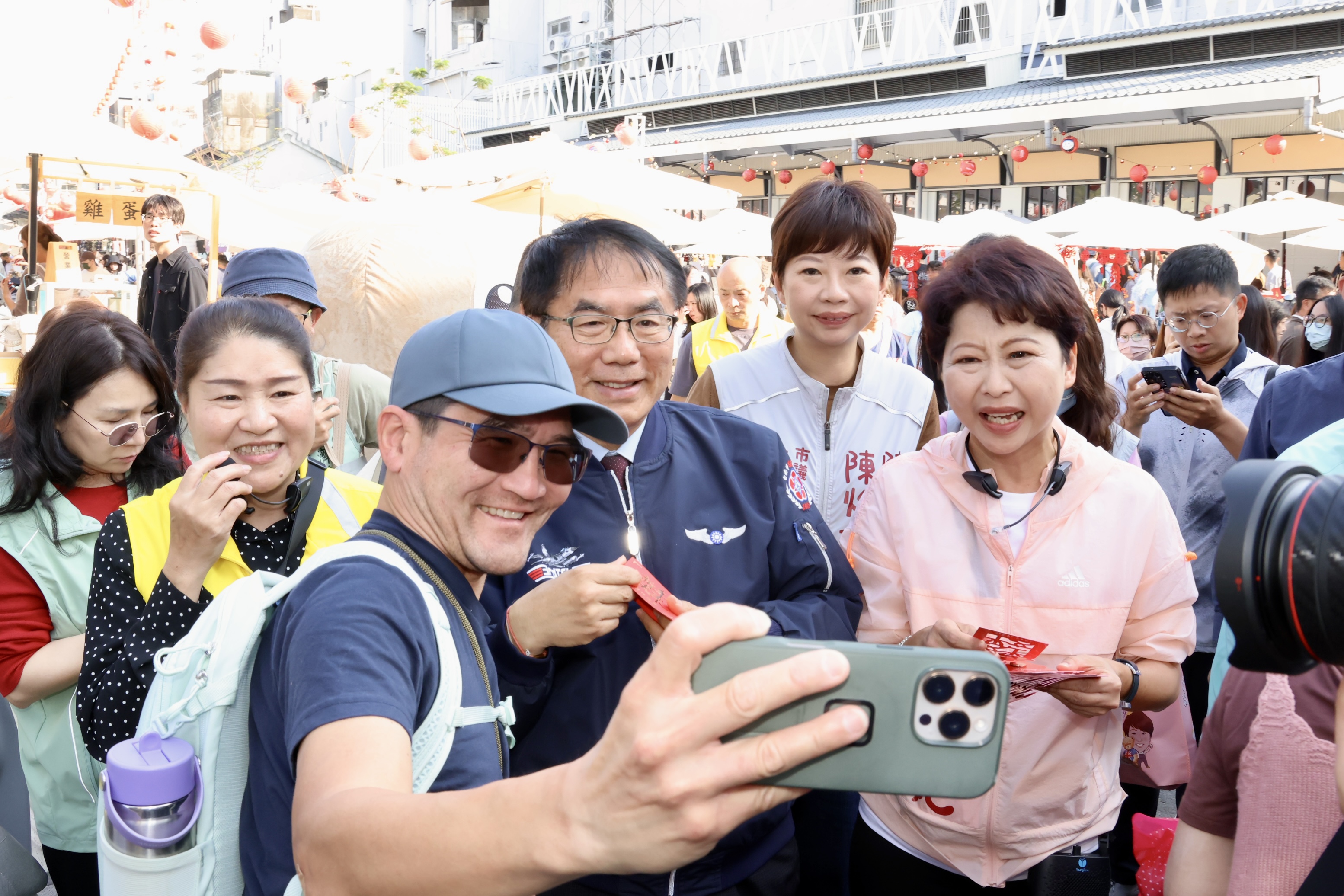 黃偉哲西市場迎春發紅包 邀民眾走春逛百年市場