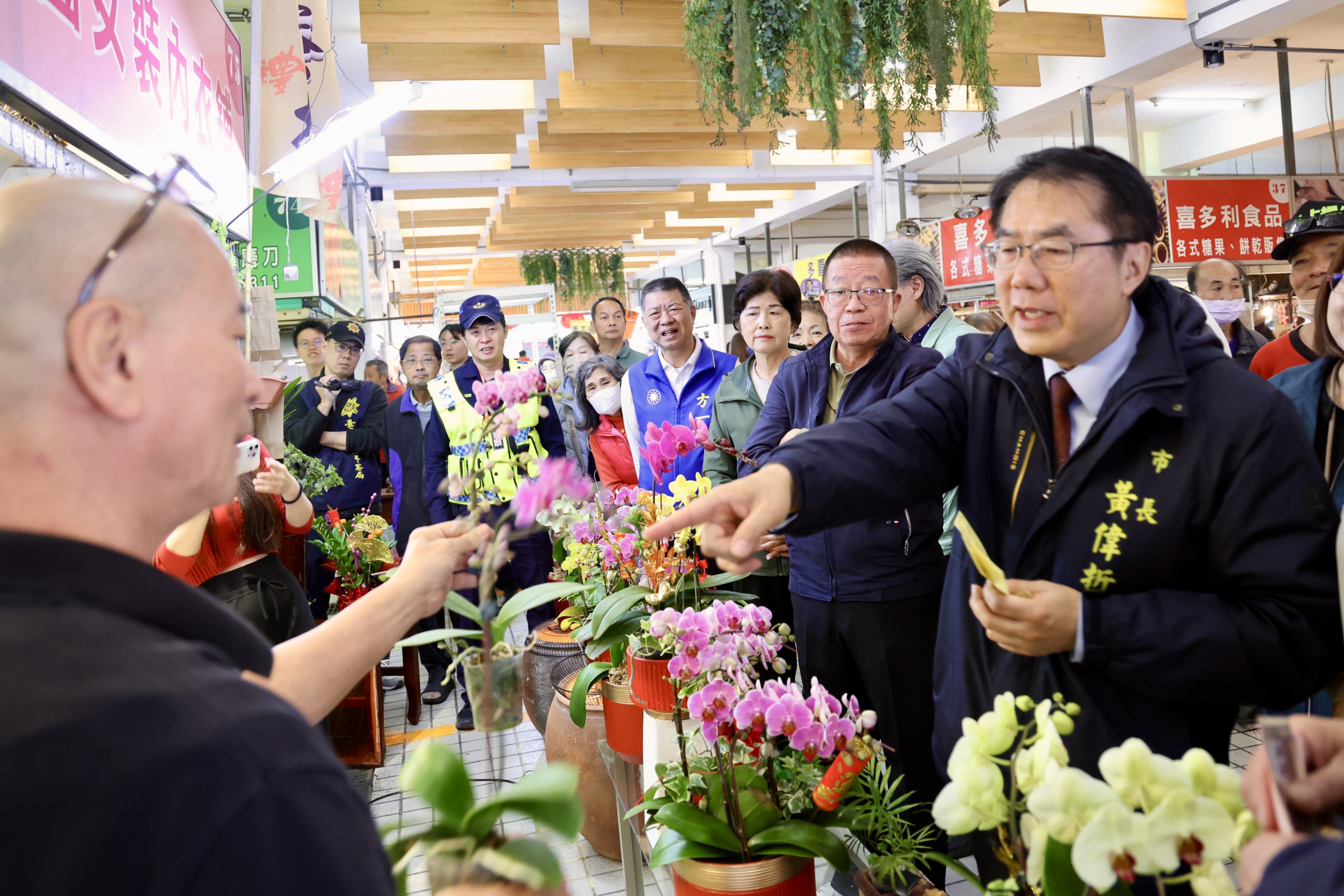 金馬迎新春 黃偉哲西港市場發放銅板券 帶動傳統市場消費