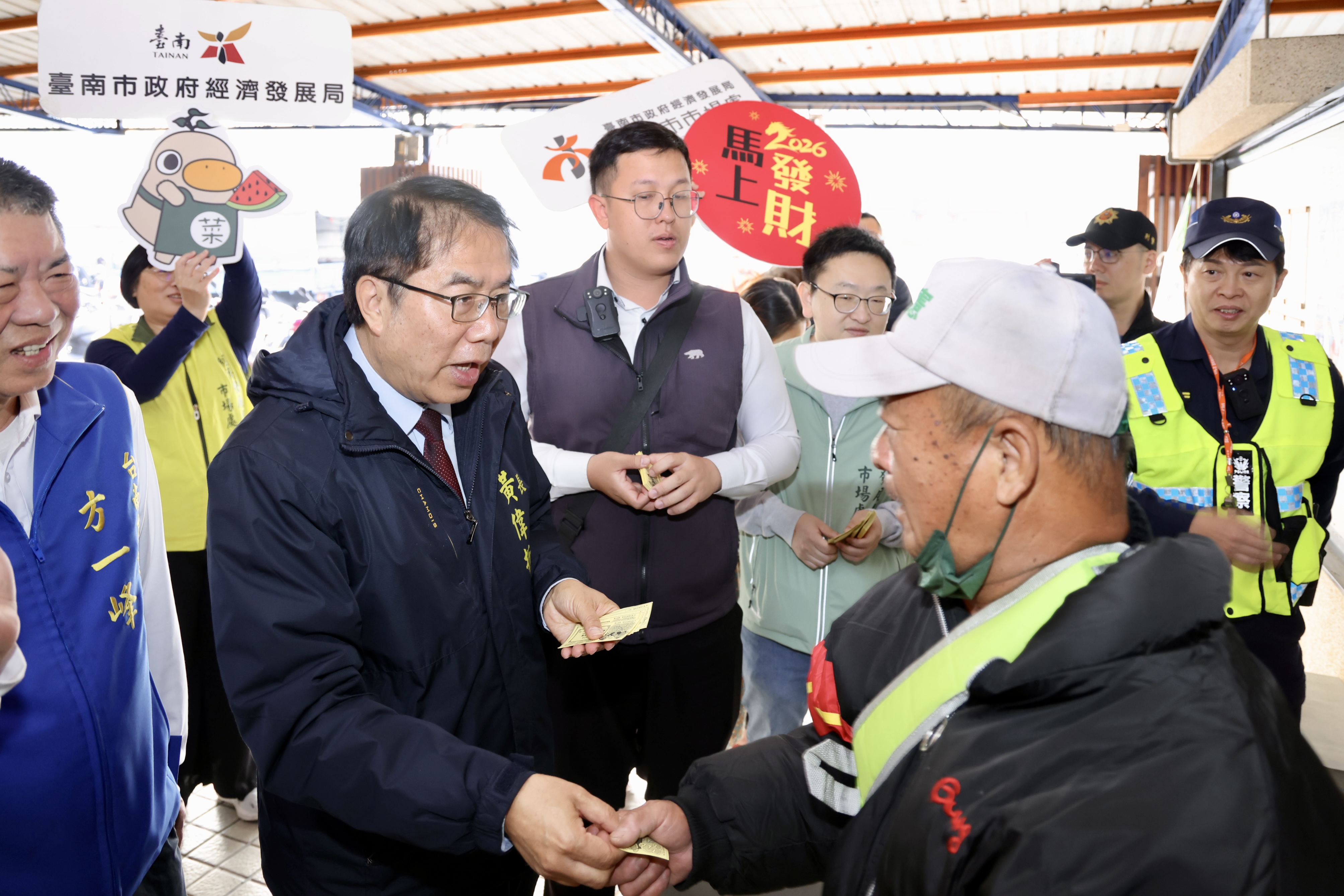 金馬迎新春 黃偉哲西港市場發放銅板券 帶動傳統市場消費