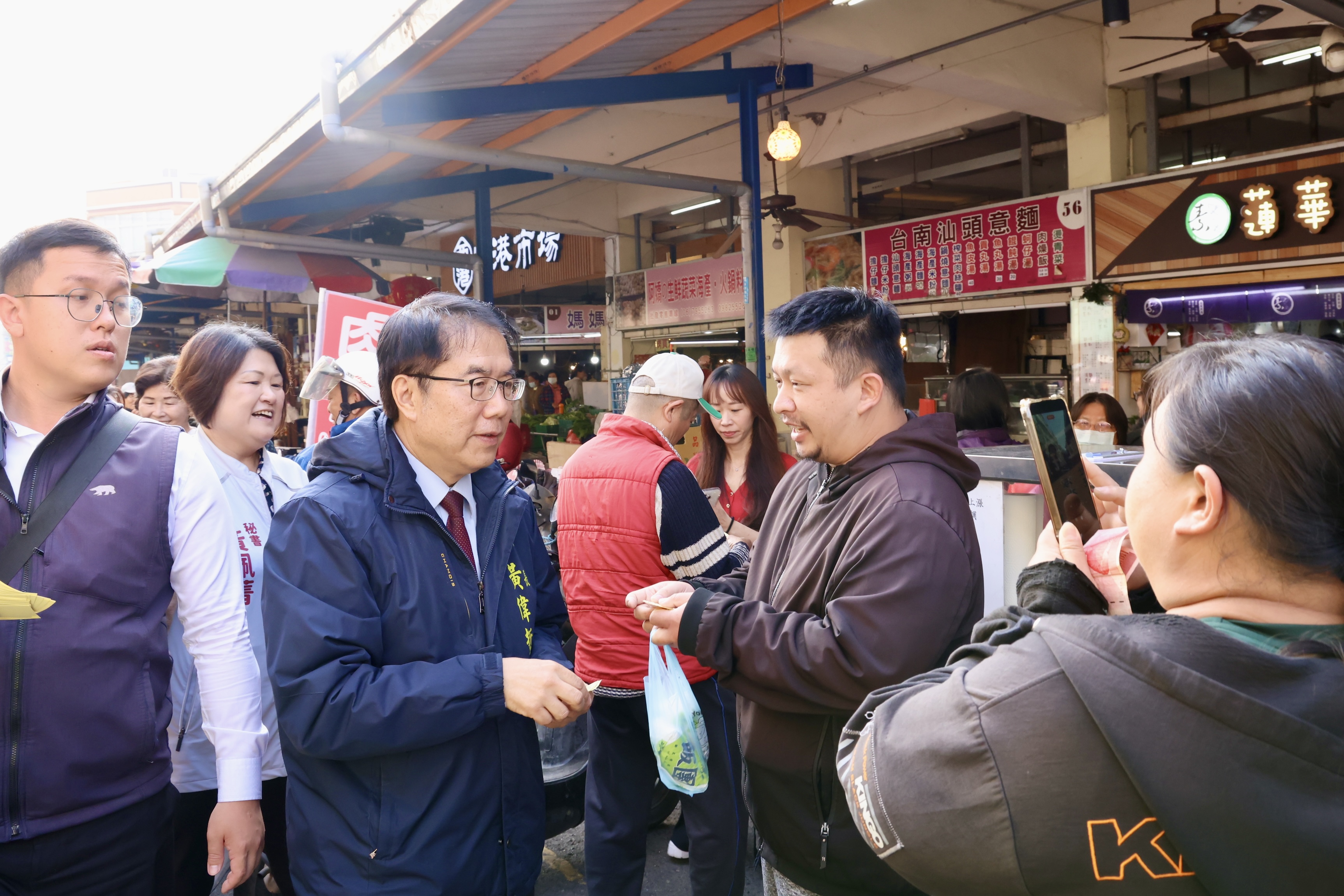 金馬迎新春 黃偉哲西港市場發放銅板券 帶動傳統市場消費