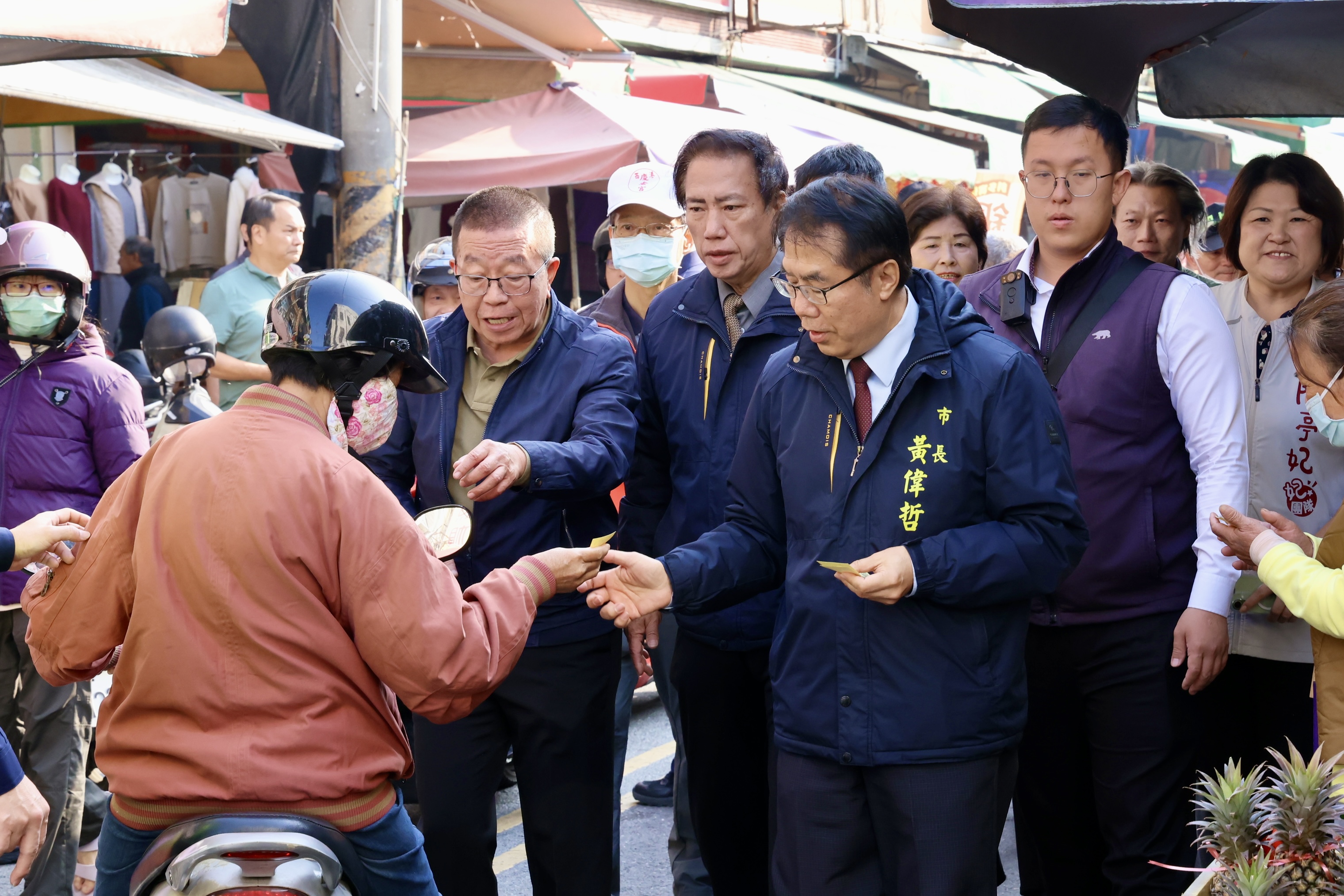 金馬迎新春 黃偉哲西港市場發放銅板券 帶動傳統市場消費