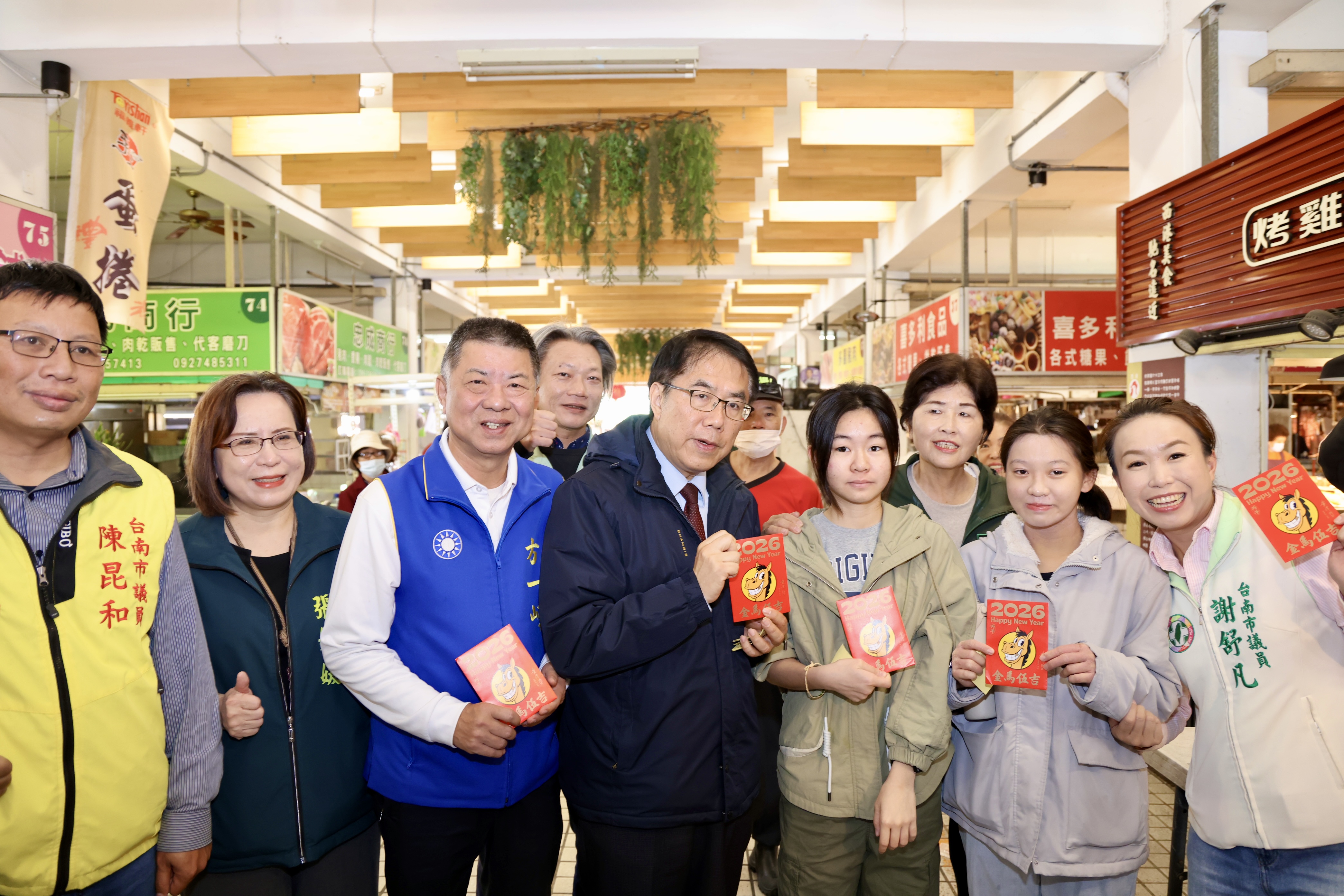 金馬迎新春 黃偉哲西港市場發放銅板券 帶動傳統市場消費
