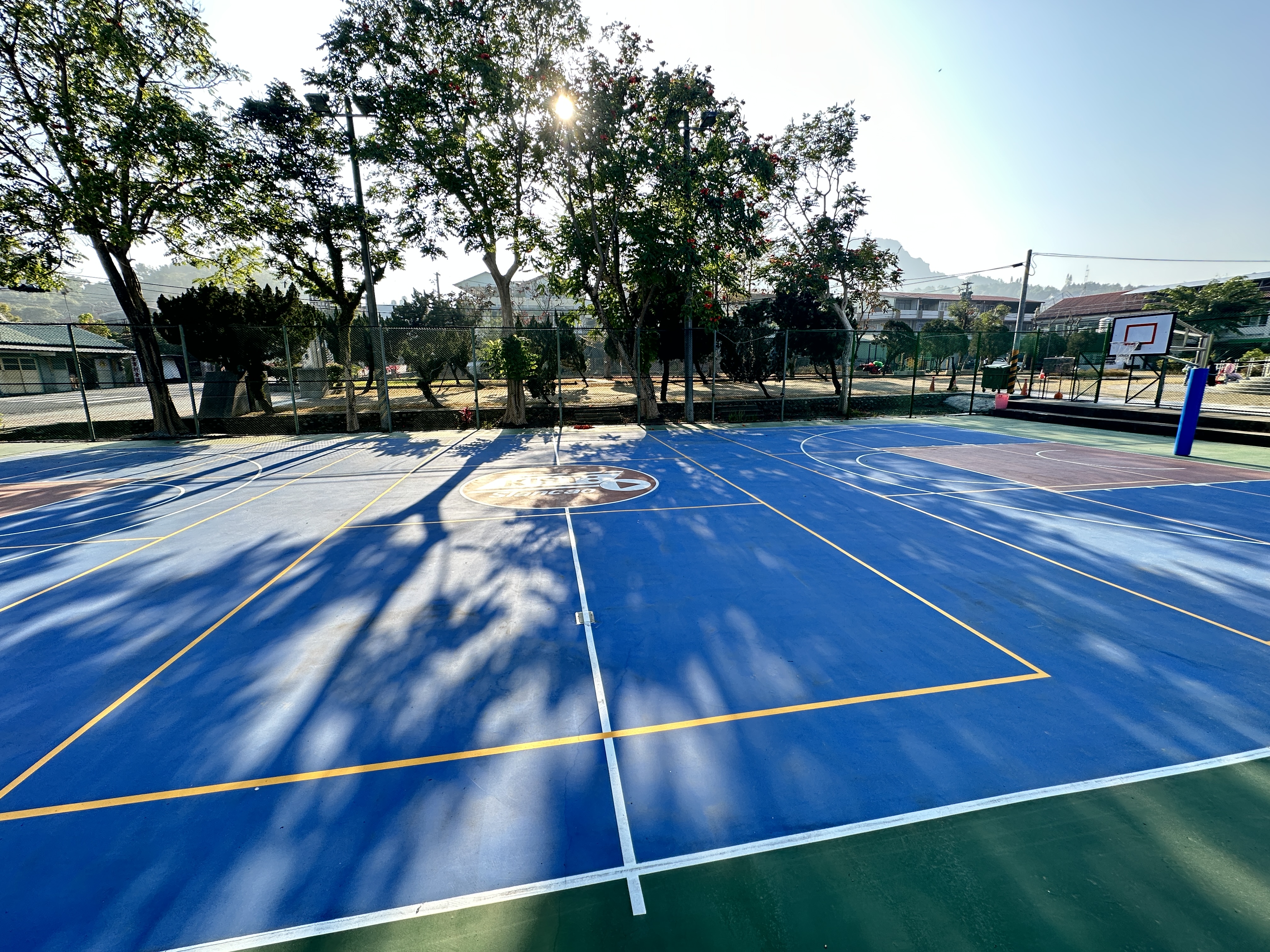 仙草實小戶外球場煥然一新耀眼登場 體育局補助135萬元 結合KIST美學活力改善地坪安全