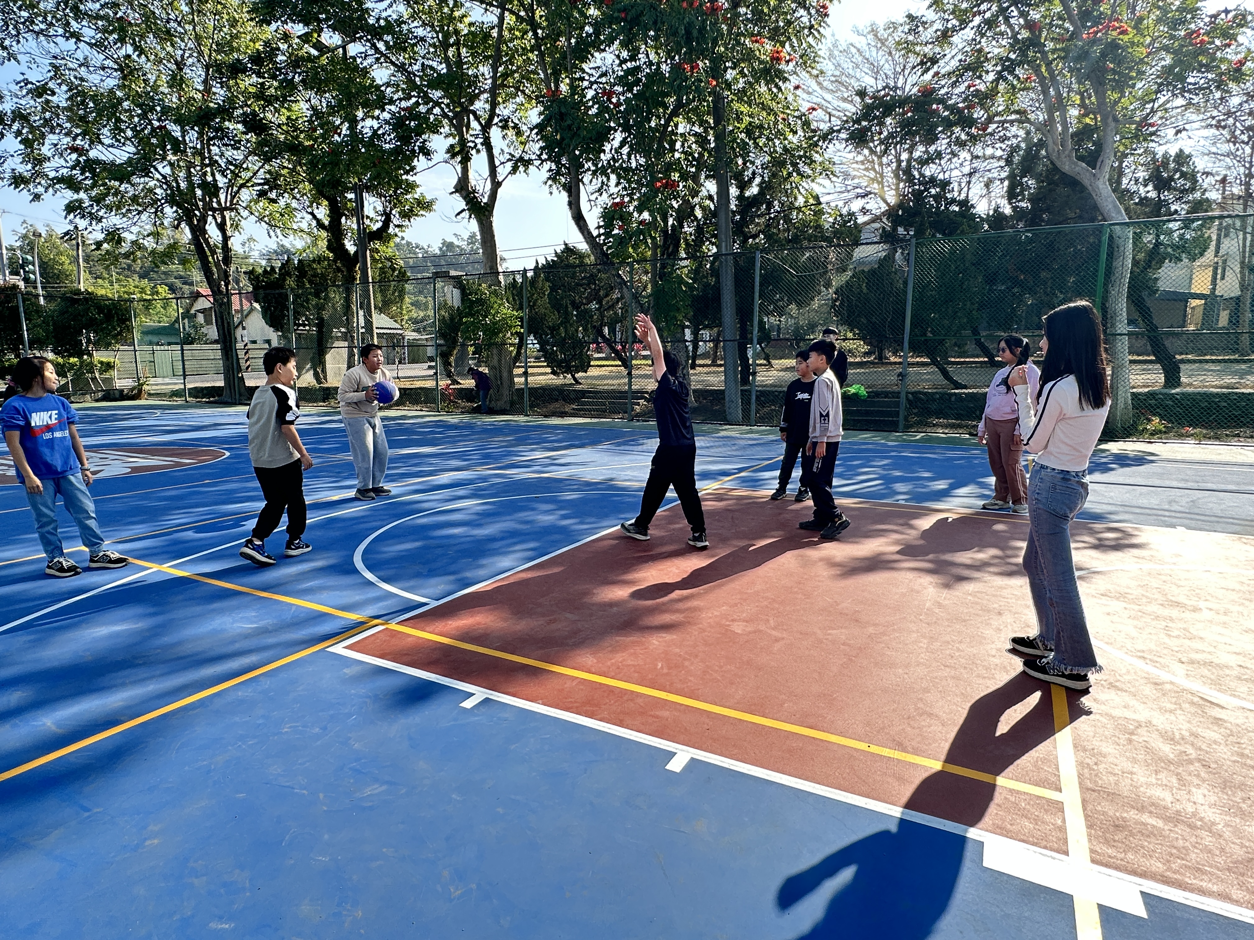 仙草實小戶外球場煥然一新耀眼登場 體育局補助135萬元 結合KIST美學活力改善地坪安全