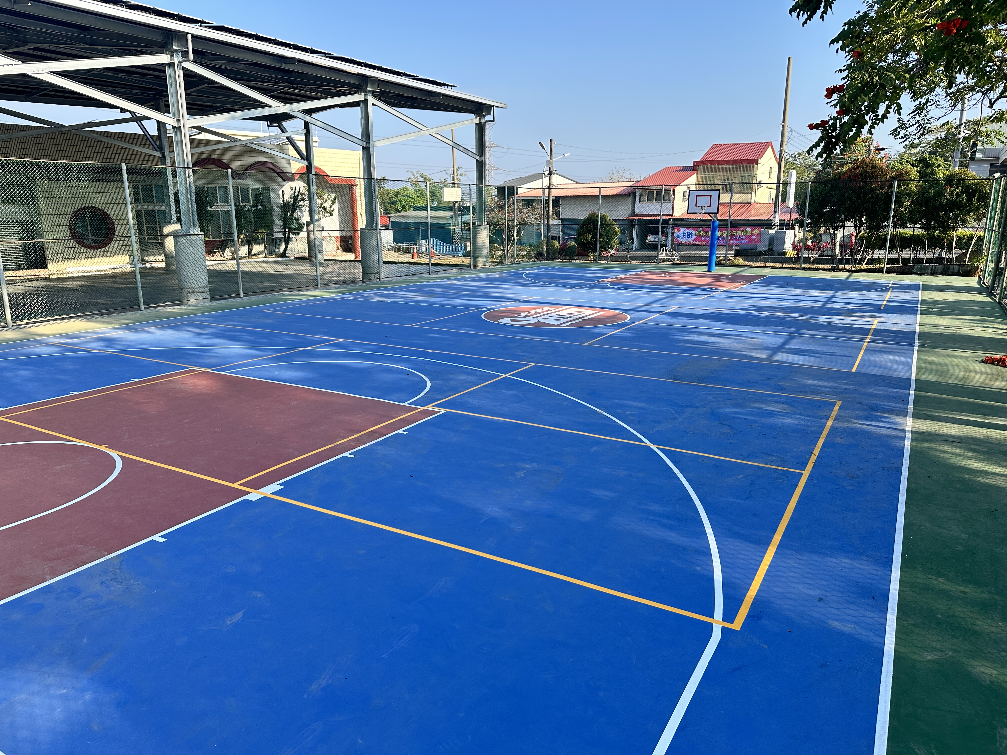 台南仙草實小戶外球場改造完成！135萬補助，KIST美學提升安全，活力煥發。