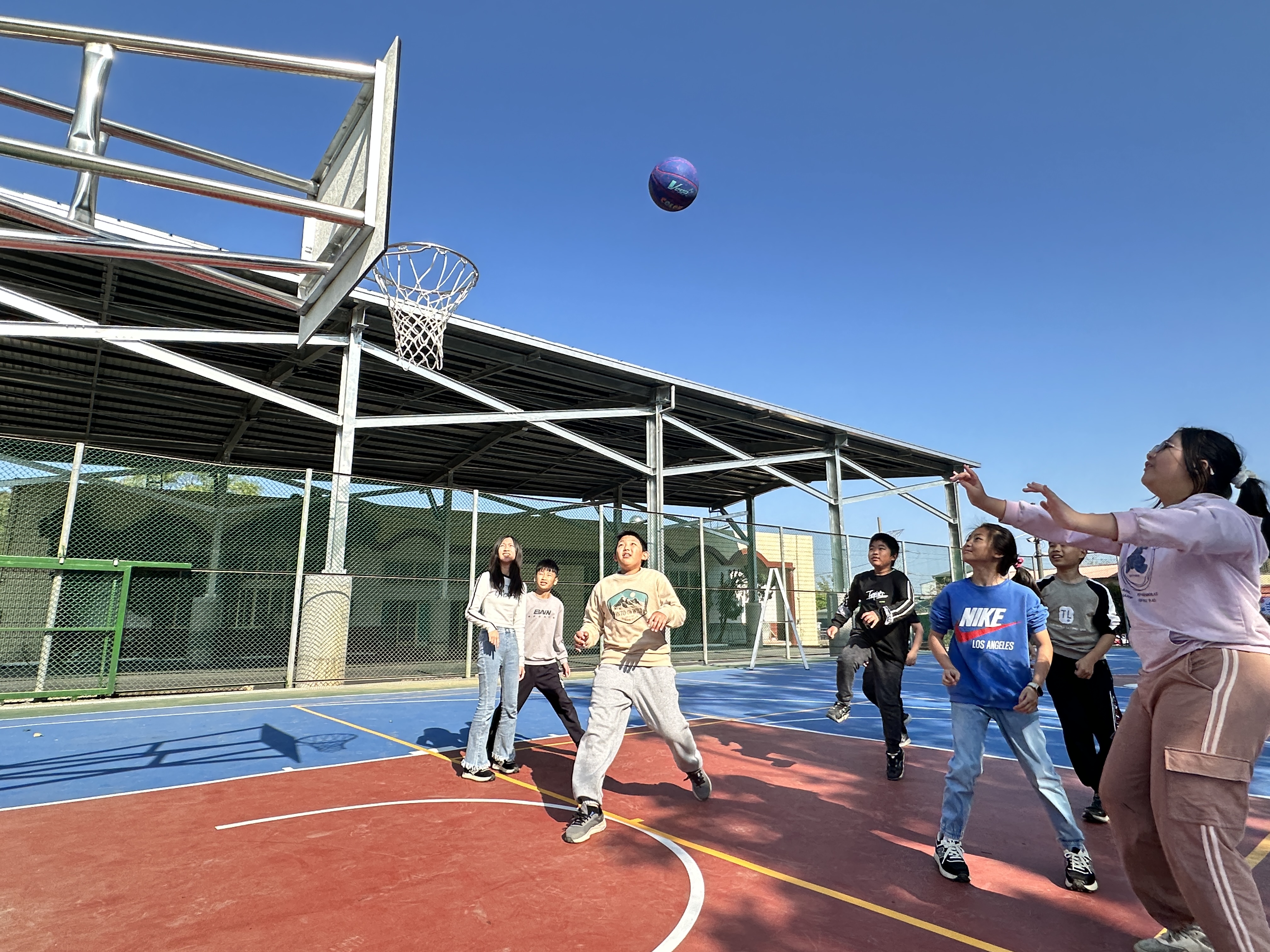 仙草實小戶外球場煥然一新耀眼登場 體育局補助135萬元 結合KIST美學活力改善地坪安全