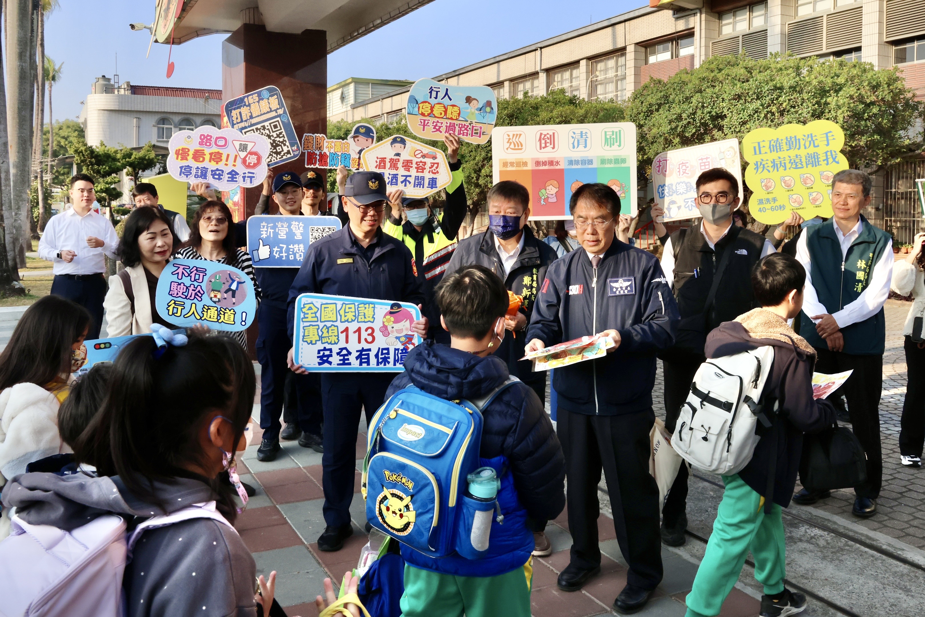 開學日宣導校園防疫及通學安全  黃偉哲籲落實「巡、倒、清、刷」