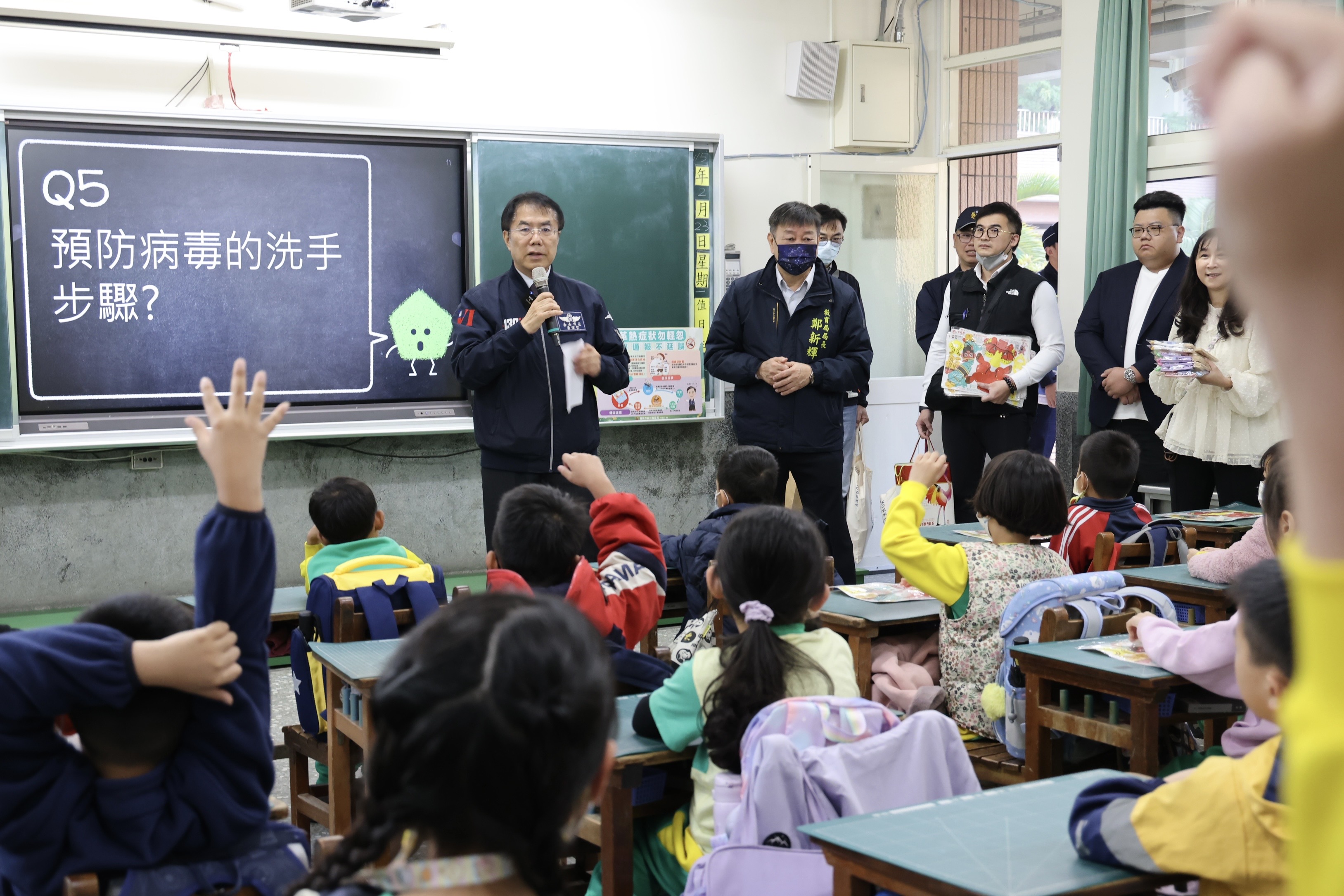 台南開學！黃偉哲呼籲巡倒清刷，守護校園防疫與通學安全