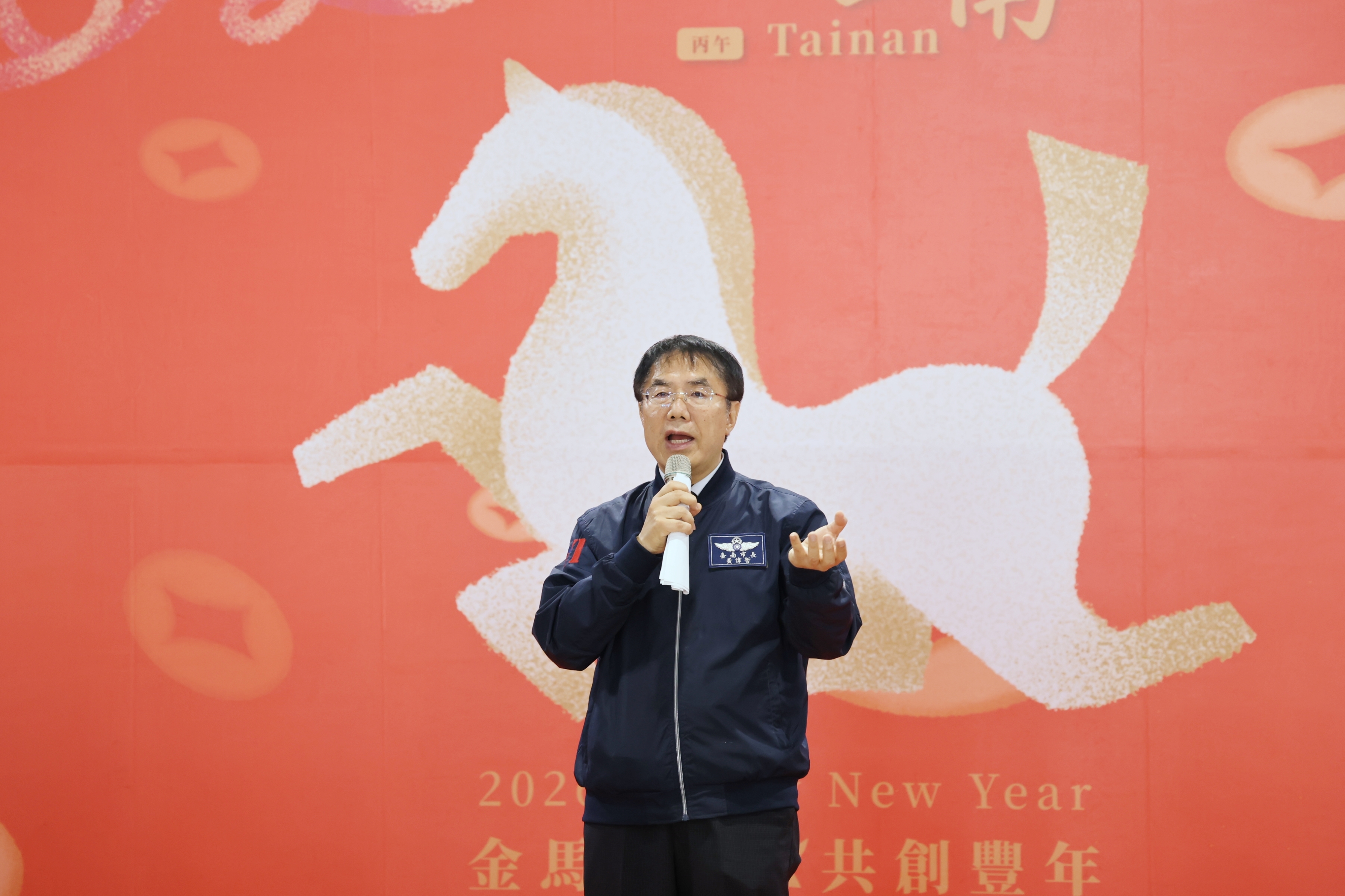 台南市政府「金馬伍吉」新春團拜 黃偉哲送「乖乖」期勉提供市民最佳服務