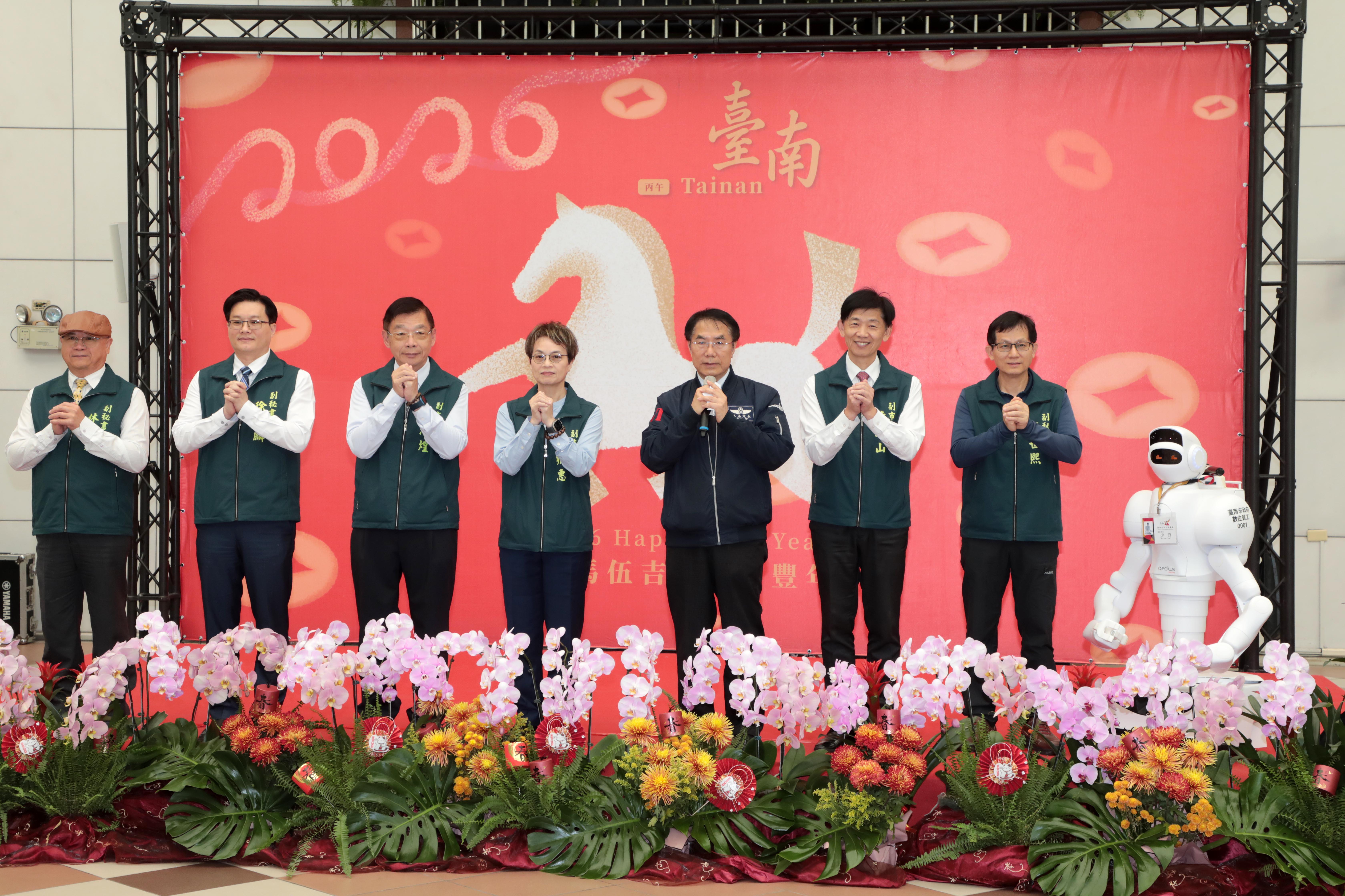 台南市政府「金馬伍吉」新春團拜 黃偉哲送「乖乖」期勉提供市民最佳服務