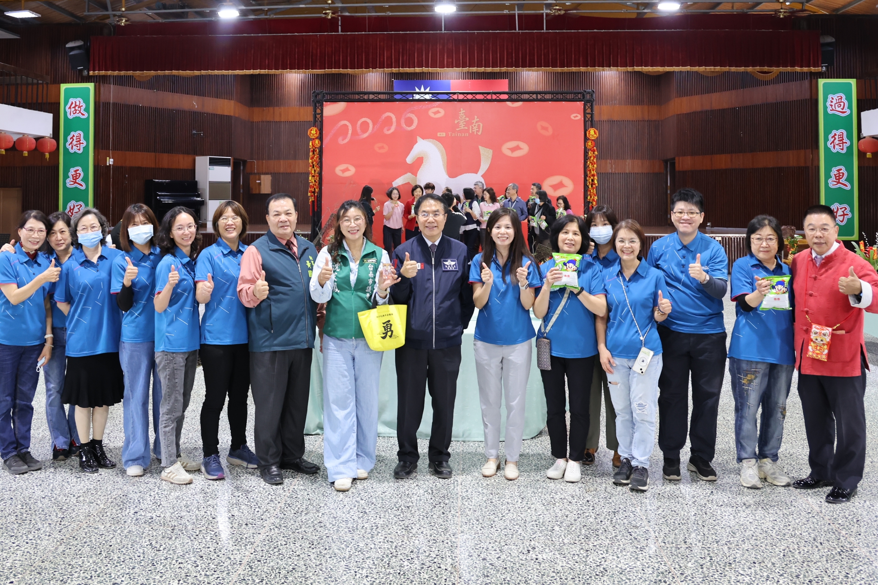 台南市政府「金馬伍吉」新春團拜 黃偉哲送「乖乖」期勉提供市民最佳服務