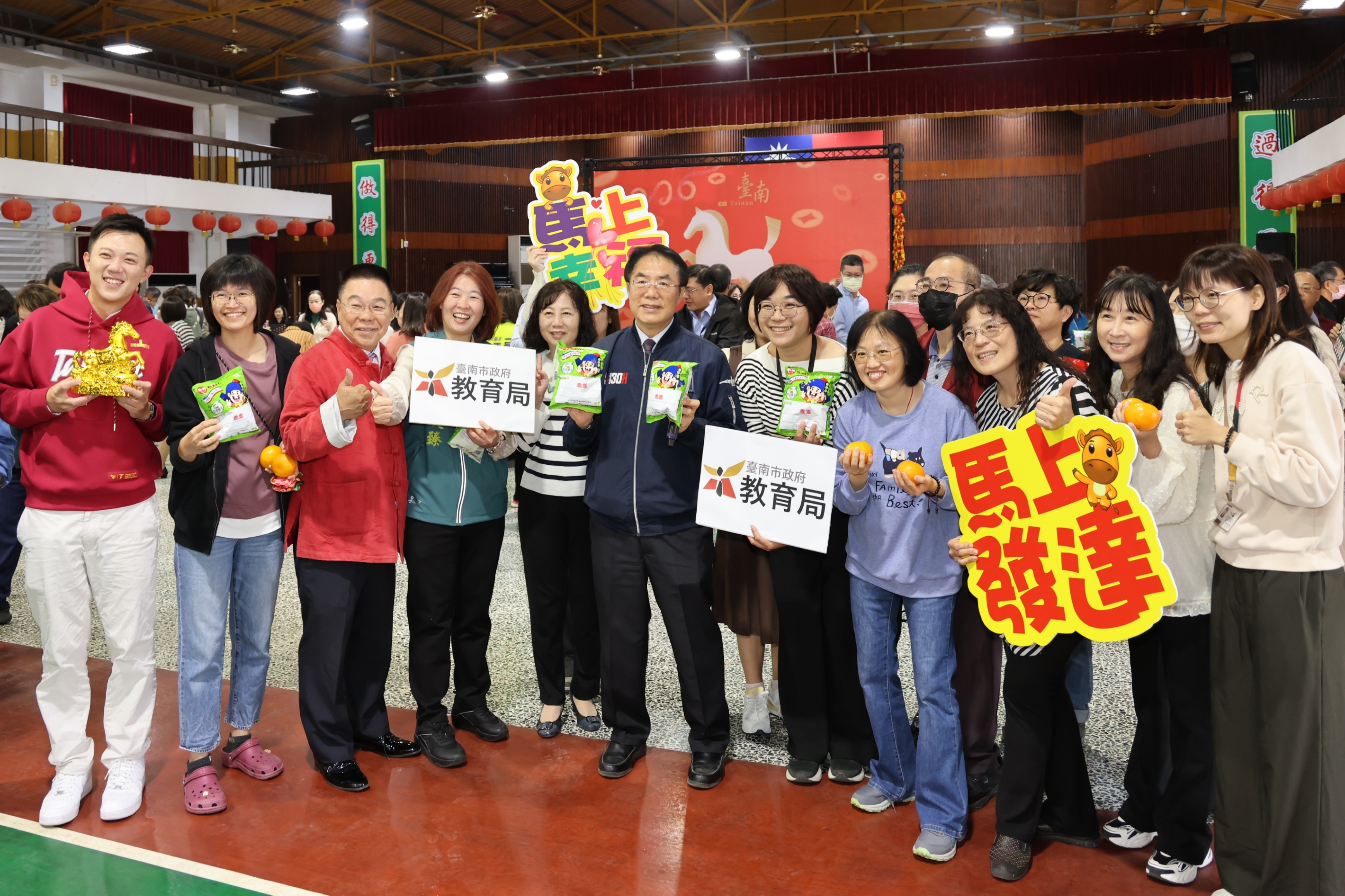 台南市政府「金馬伍吉」新春團拜 黃偉哲送「乖乖」期勉提供市民最佳服務