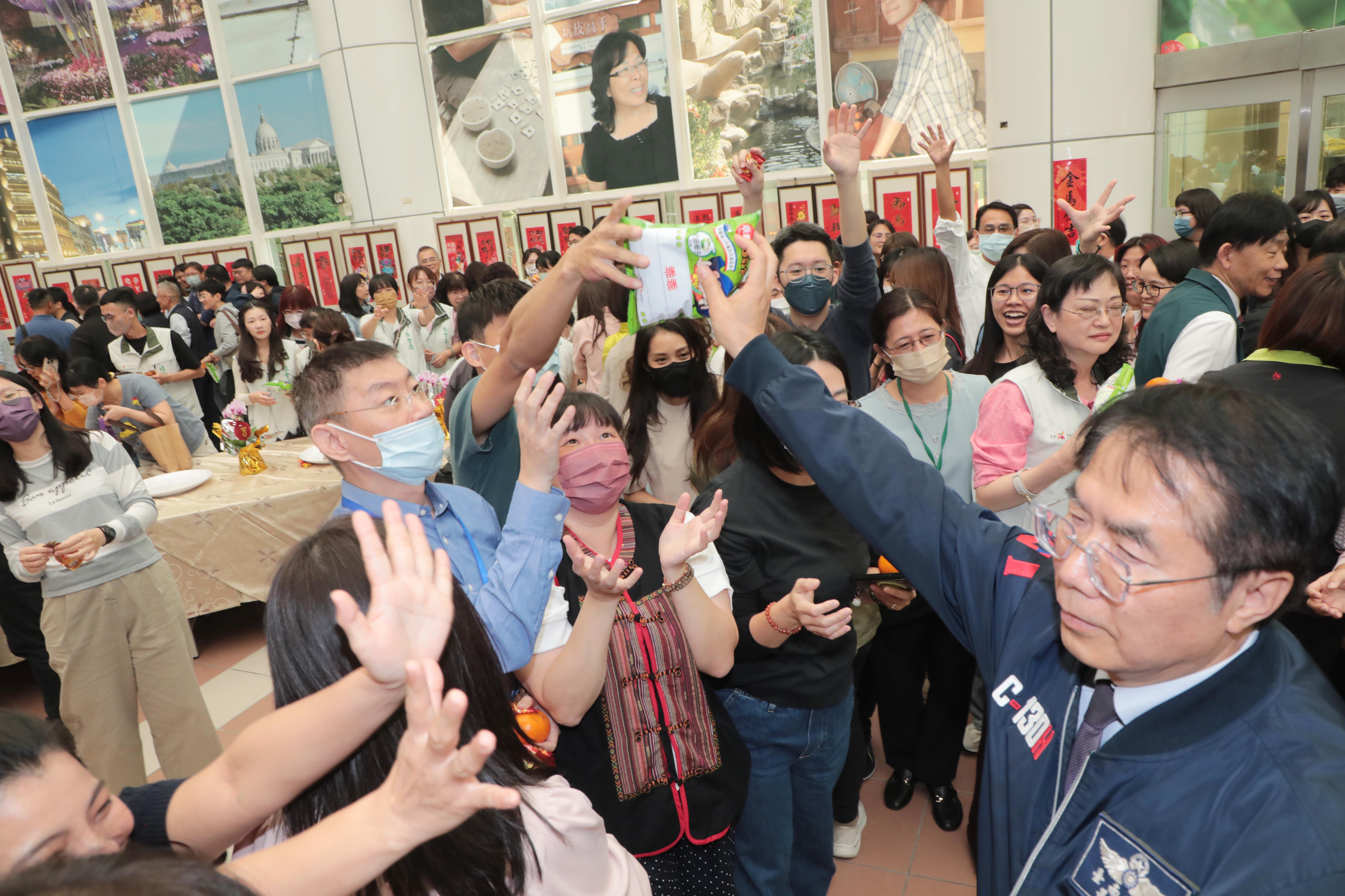 台南市政府「金馬伍吉」新春團拜 黃偉哲送「乖乖」期勉提供市民最佳服務