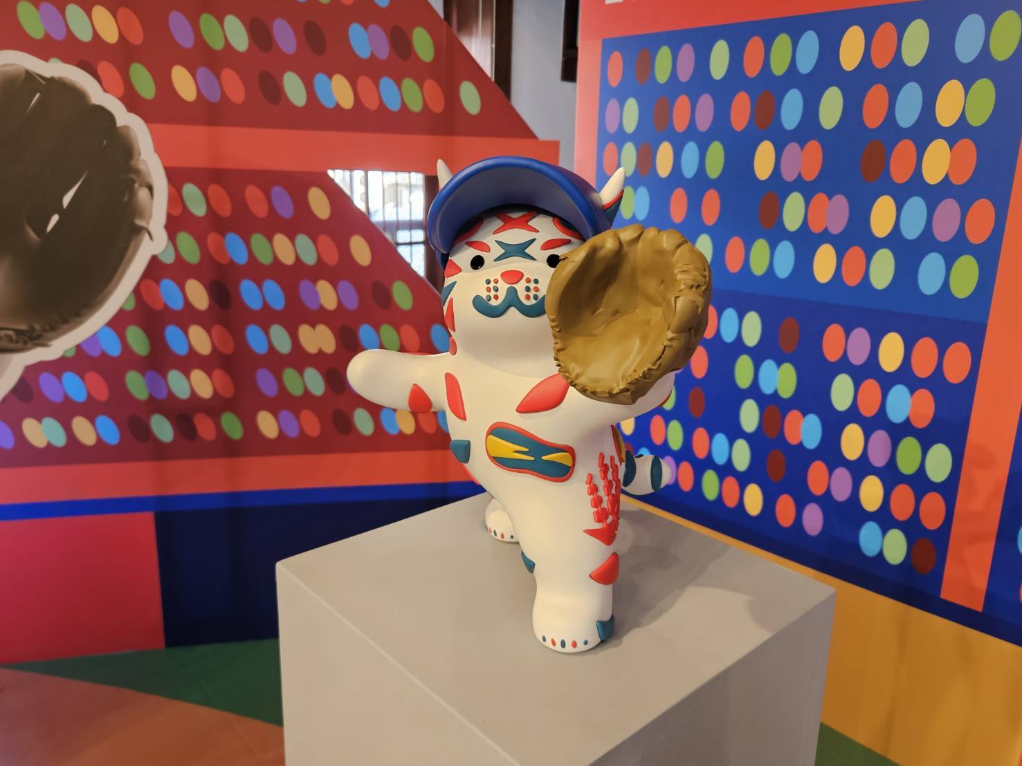 臺南愛國婦人會館打造春日棒球故事場景，巷仔Niau揮棒開球