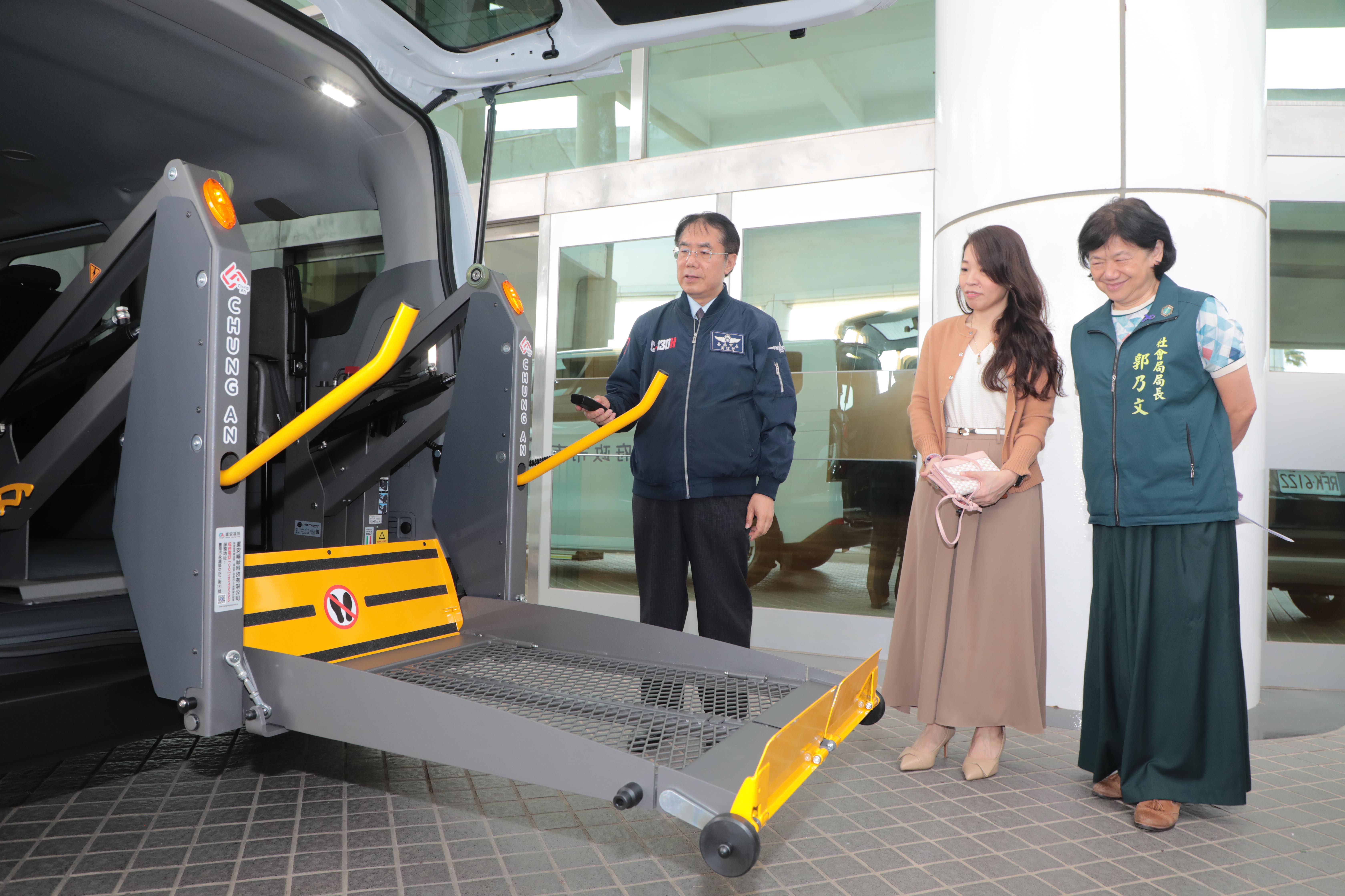 吳筱婷女士捐贈1輛復康巴士 黃偉哲感謝善心支持身障照顧