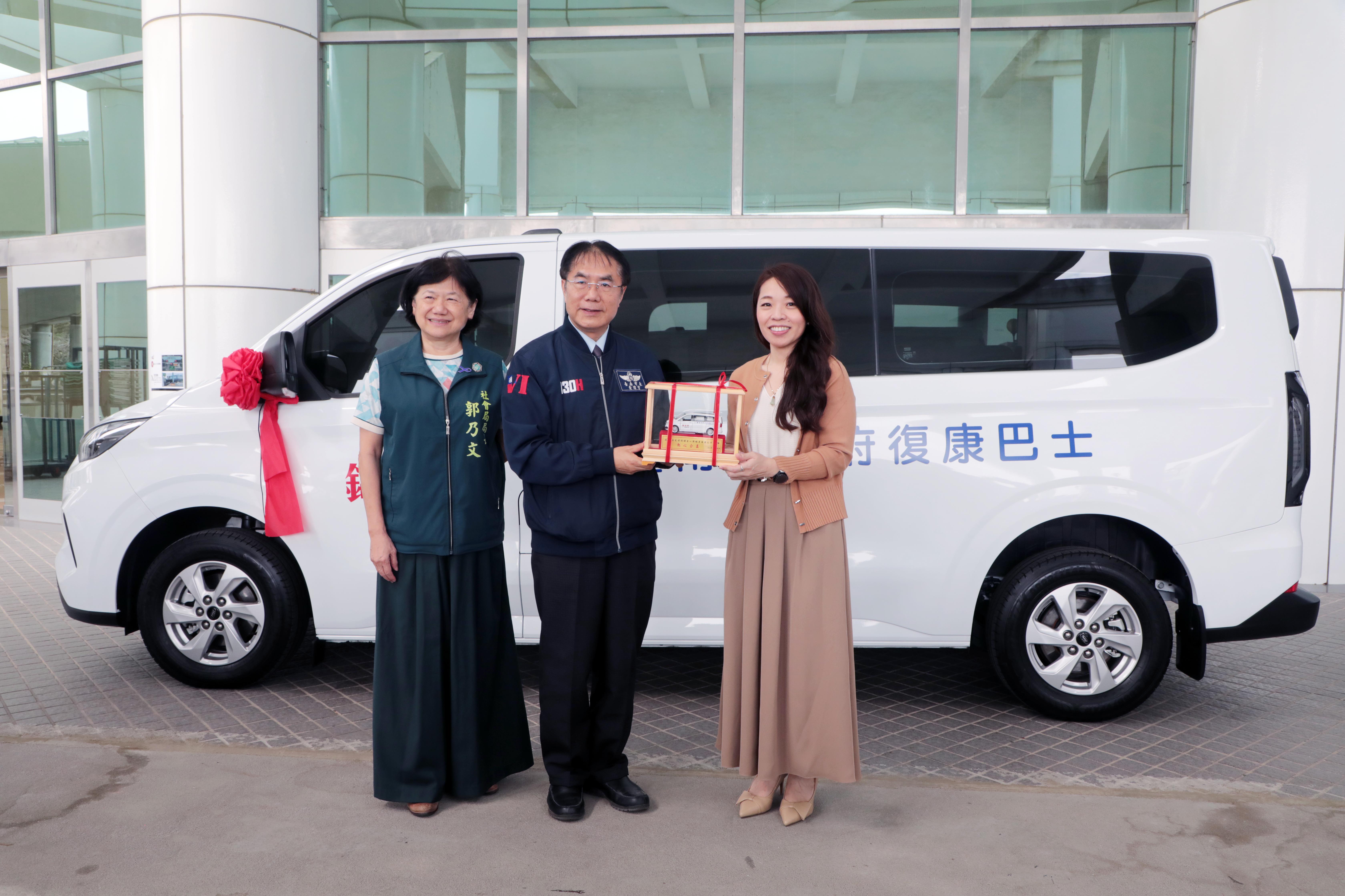 吳筱婷女士捐贈1輛復康巴士 黃偉哲感謝善心支持身障照顧