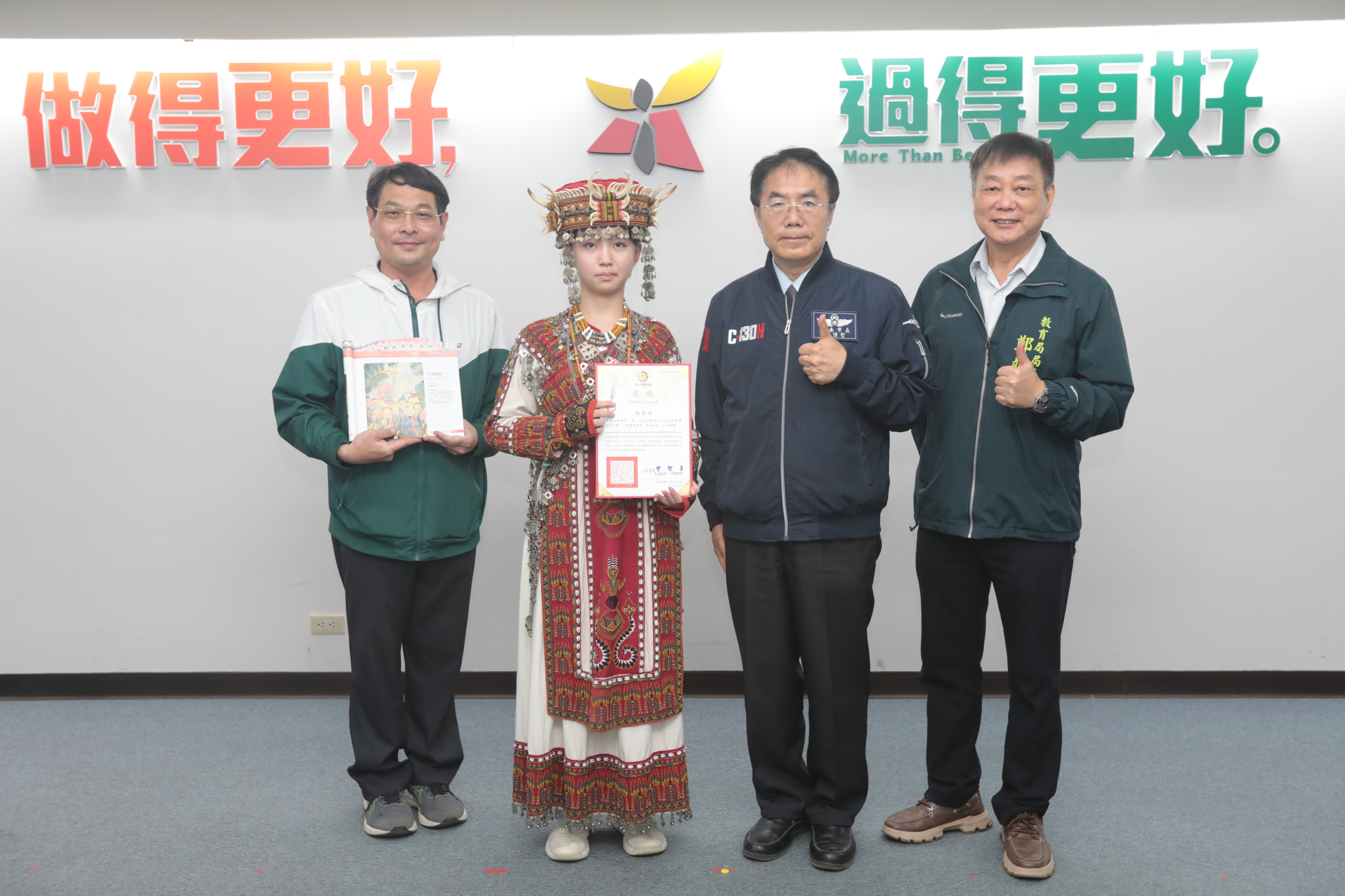 畫出排灣族精彩文化! 官田國中楊喬琳勇奪全國原住民兒童繪畫創作比賽特優 市長黃偉哲表揚