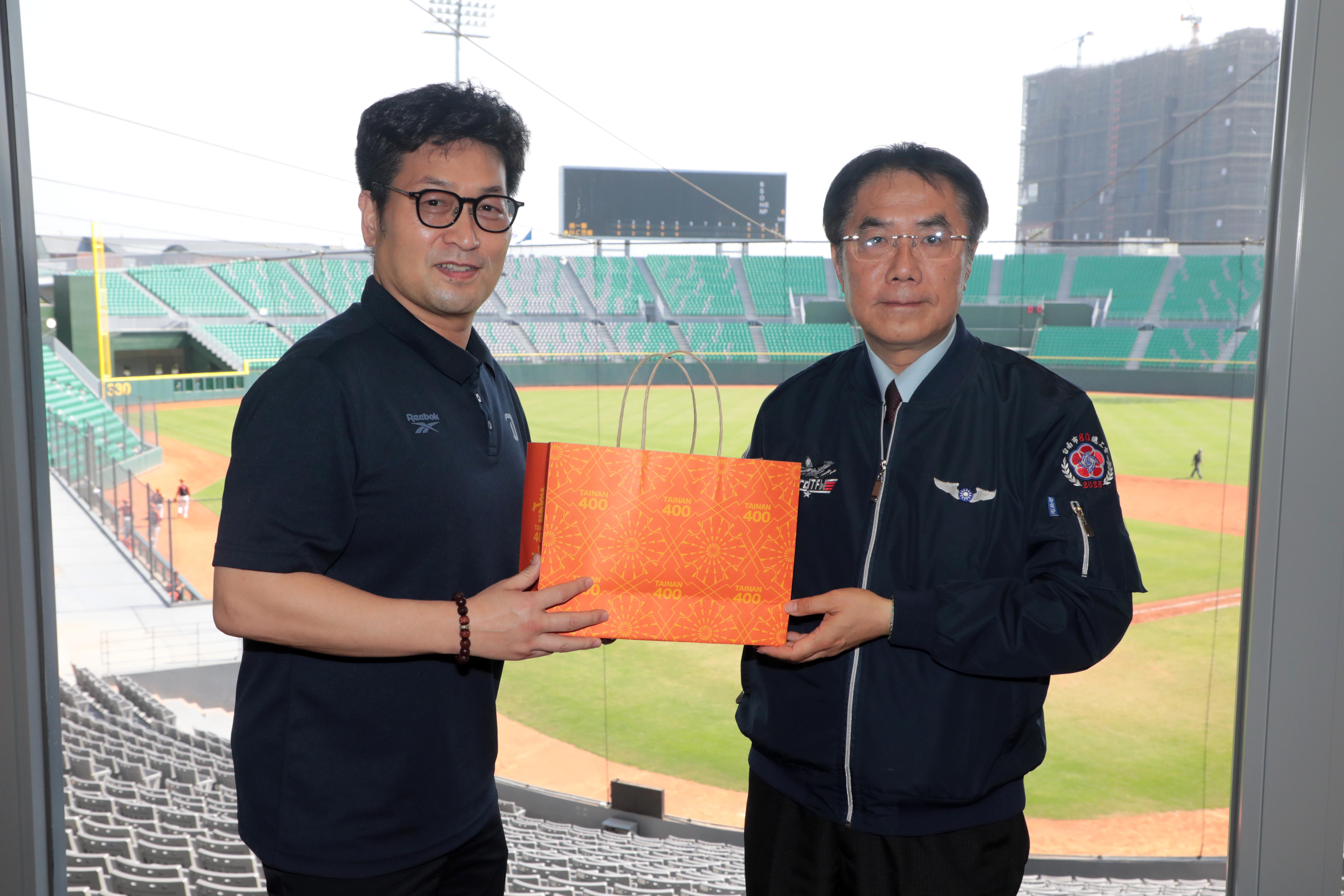 韓職棒NC恐龍二度駐紮台南 與統一獅交流切磋 黃偉哲亞太球場加油