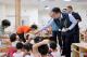 市長黃偉哲與幼兒園學童互動1