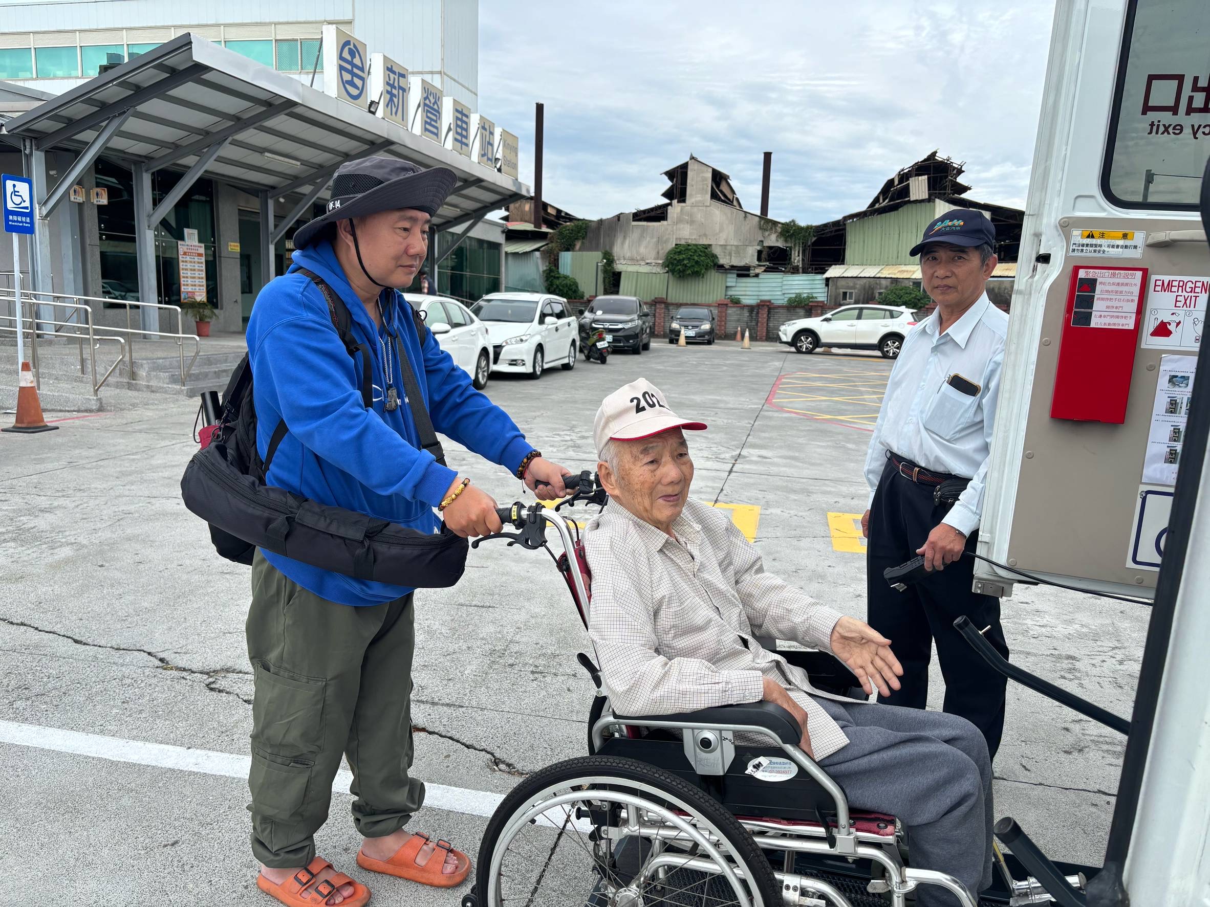 台南市身障朋友賞蘭花 黃偉哲安排復康巴士提供接駁服務