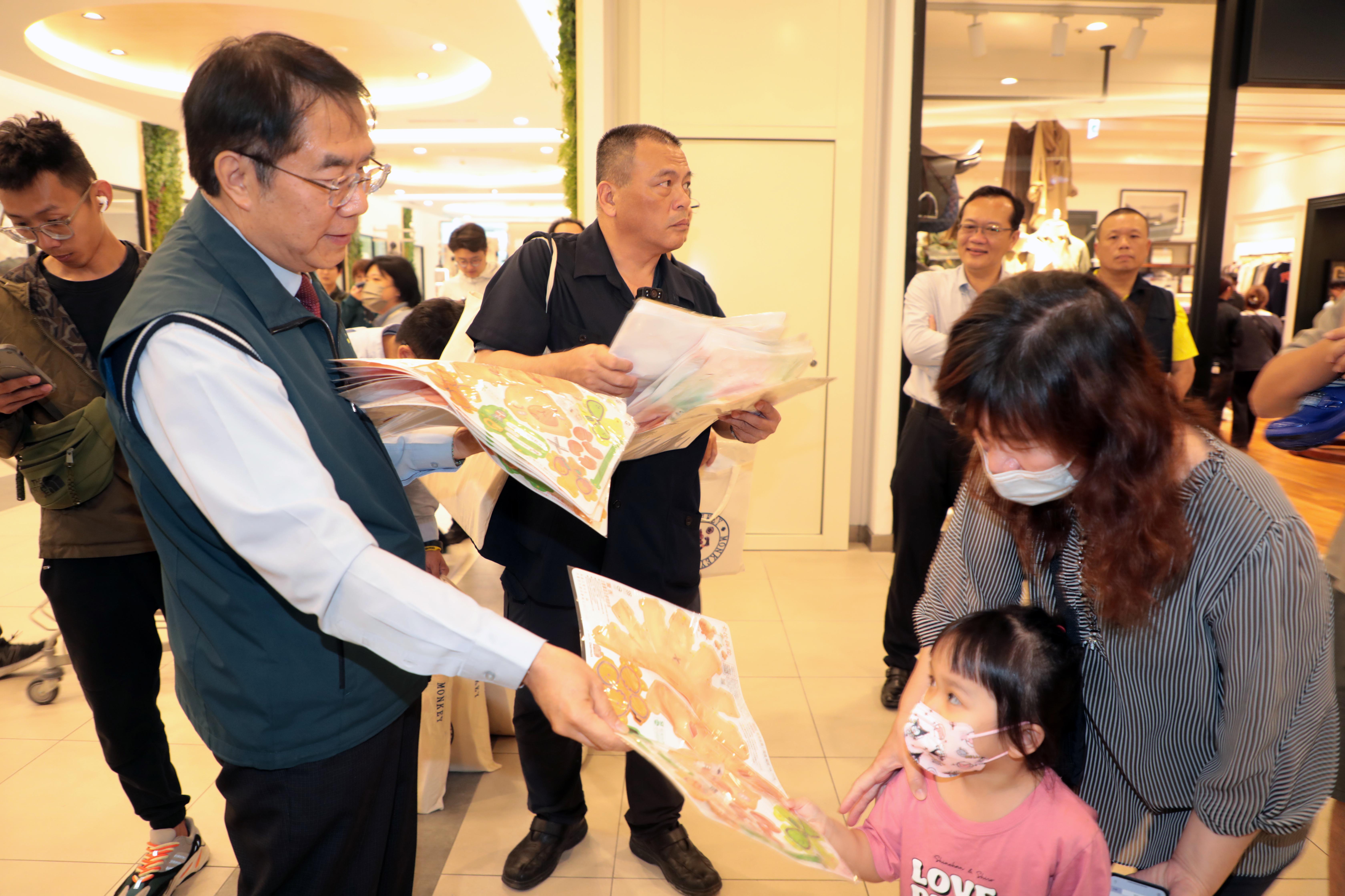 黃偉哲現身三井Outlet發送卡比胖拉小提燈 邀民眾暢遊台南歡度元宵