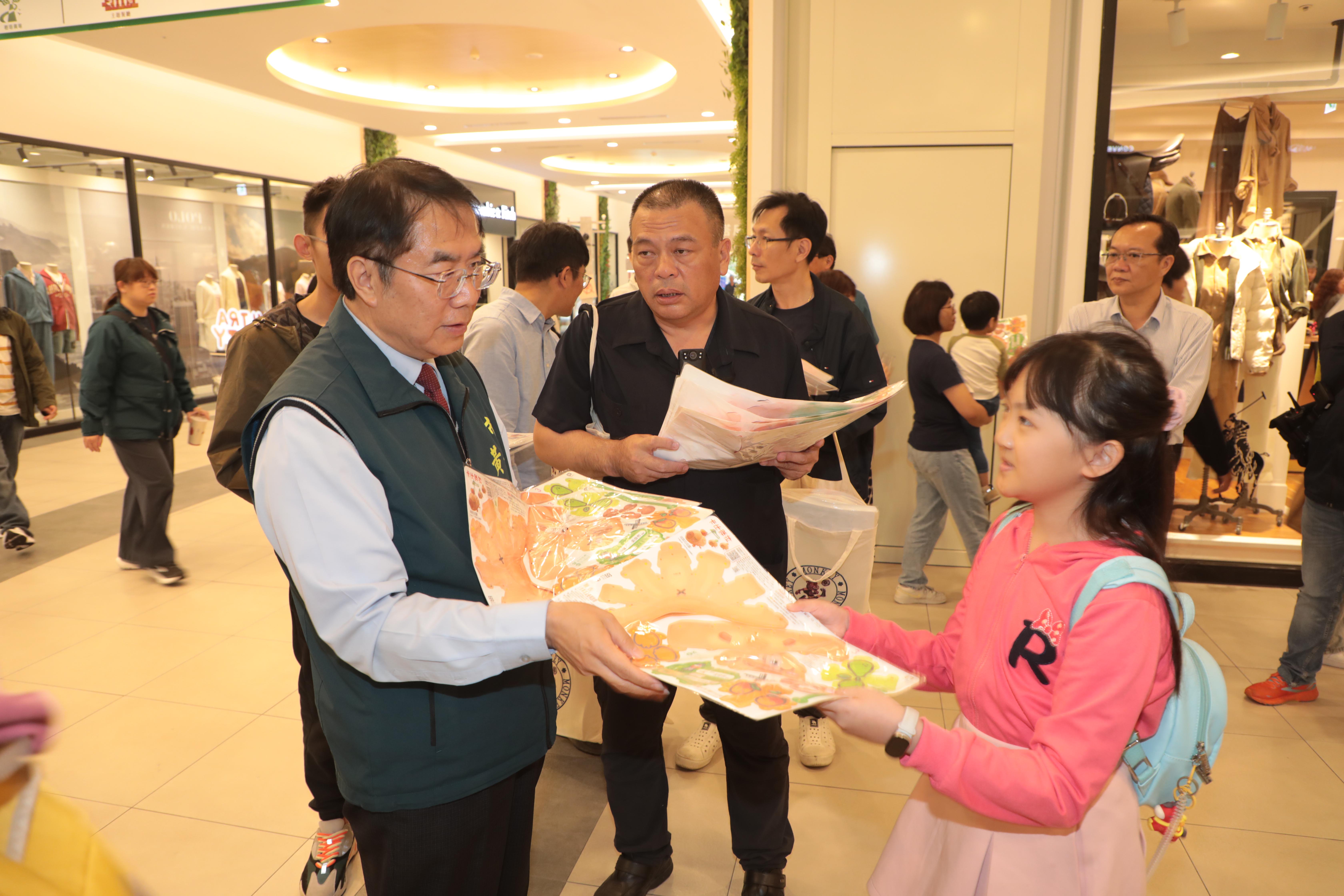 黃偉哲現身三井Outlet發送卡比胖拉小提燈 邀民眾暢遊台南歡度元宵