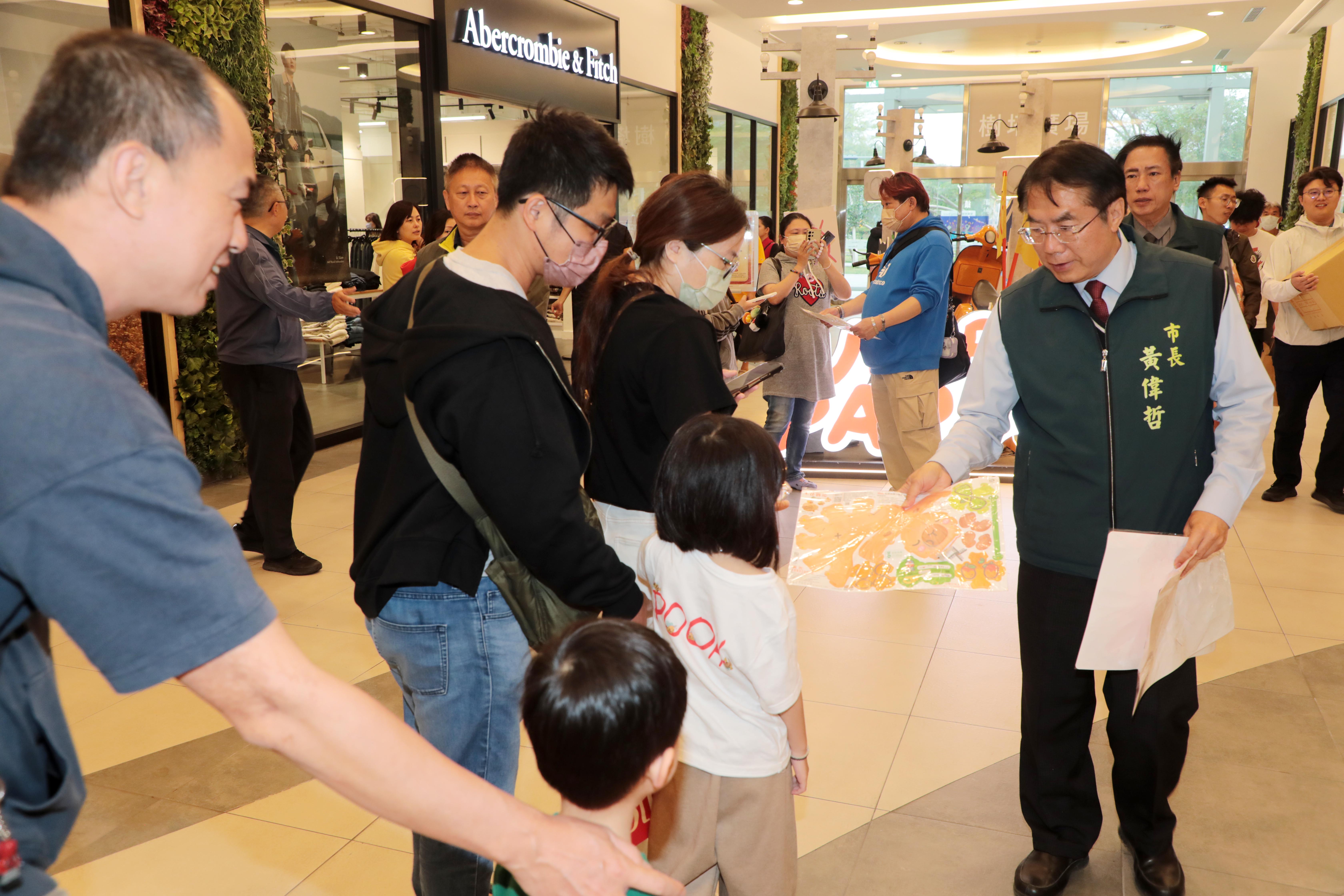 黃偉哲現身三井Outlet發送卡比胖拉小提燈 邀民眾暢遊台南歡度元宵