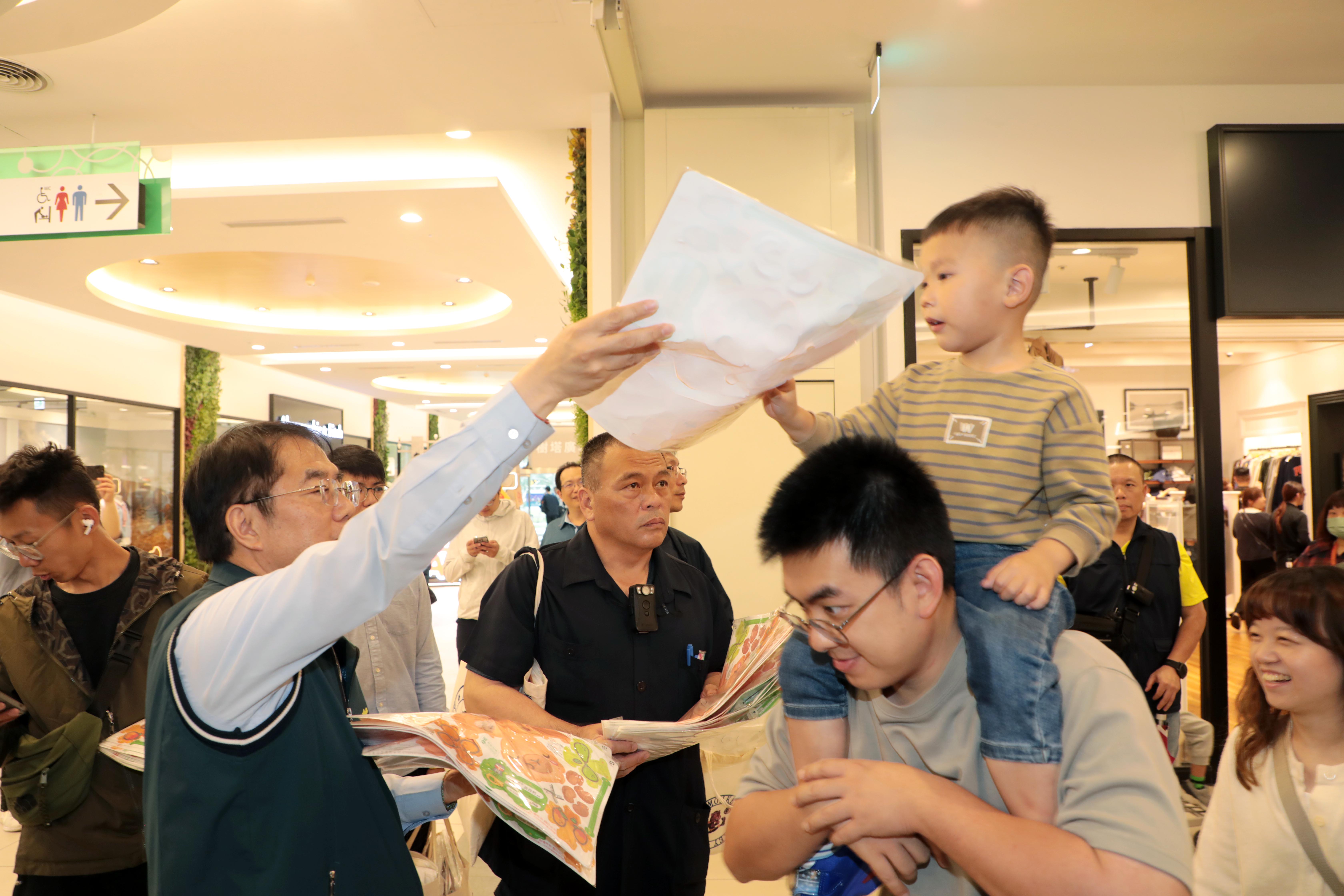 黃偉哲現身三井Outlet發送卡比胖拉小提燈 邀民眾暢遊台南歡度元宵