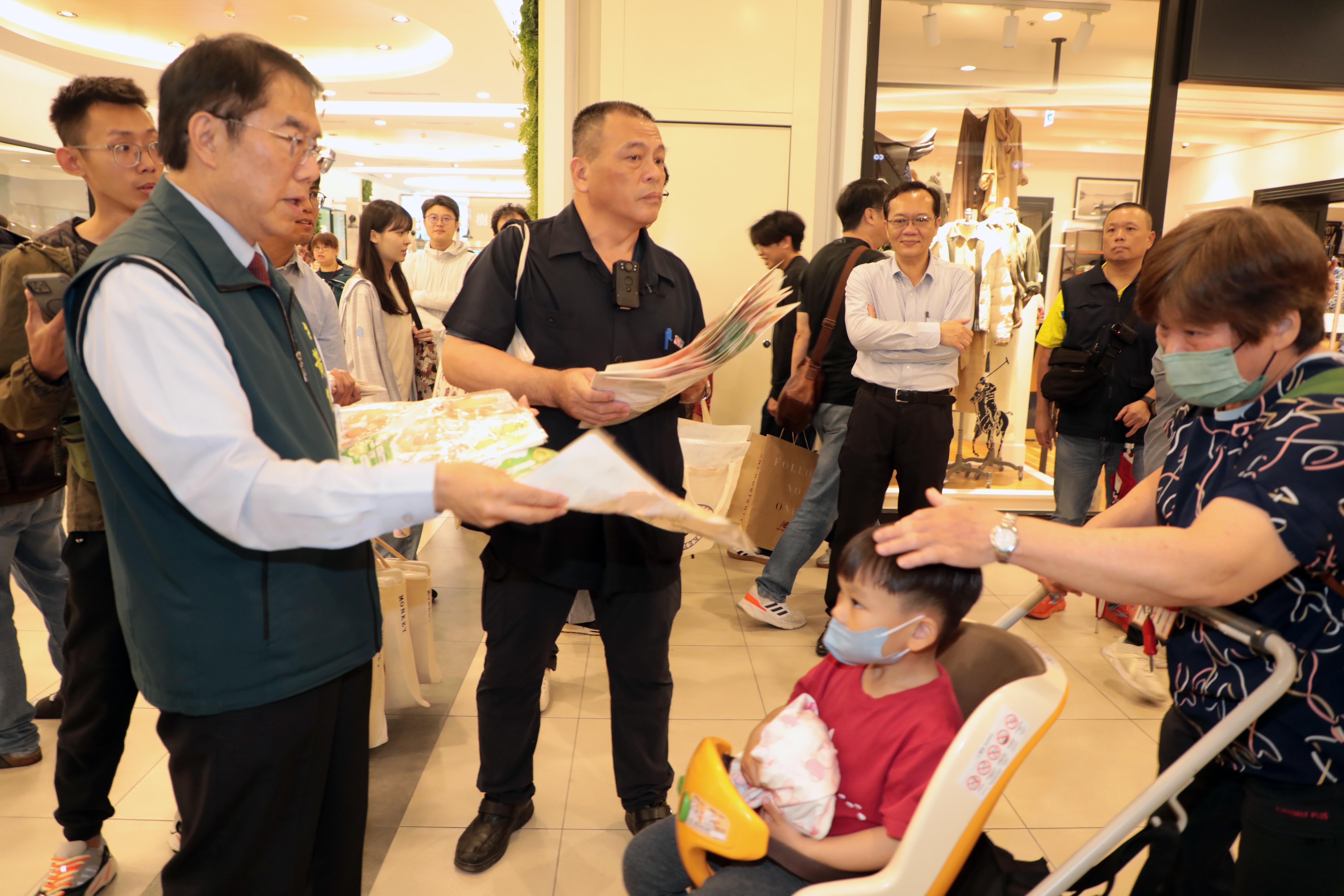 黃偉哲現身三井Outlet發送卡比胖拉小提燈 邀民眾暢遊台南歡度元宵