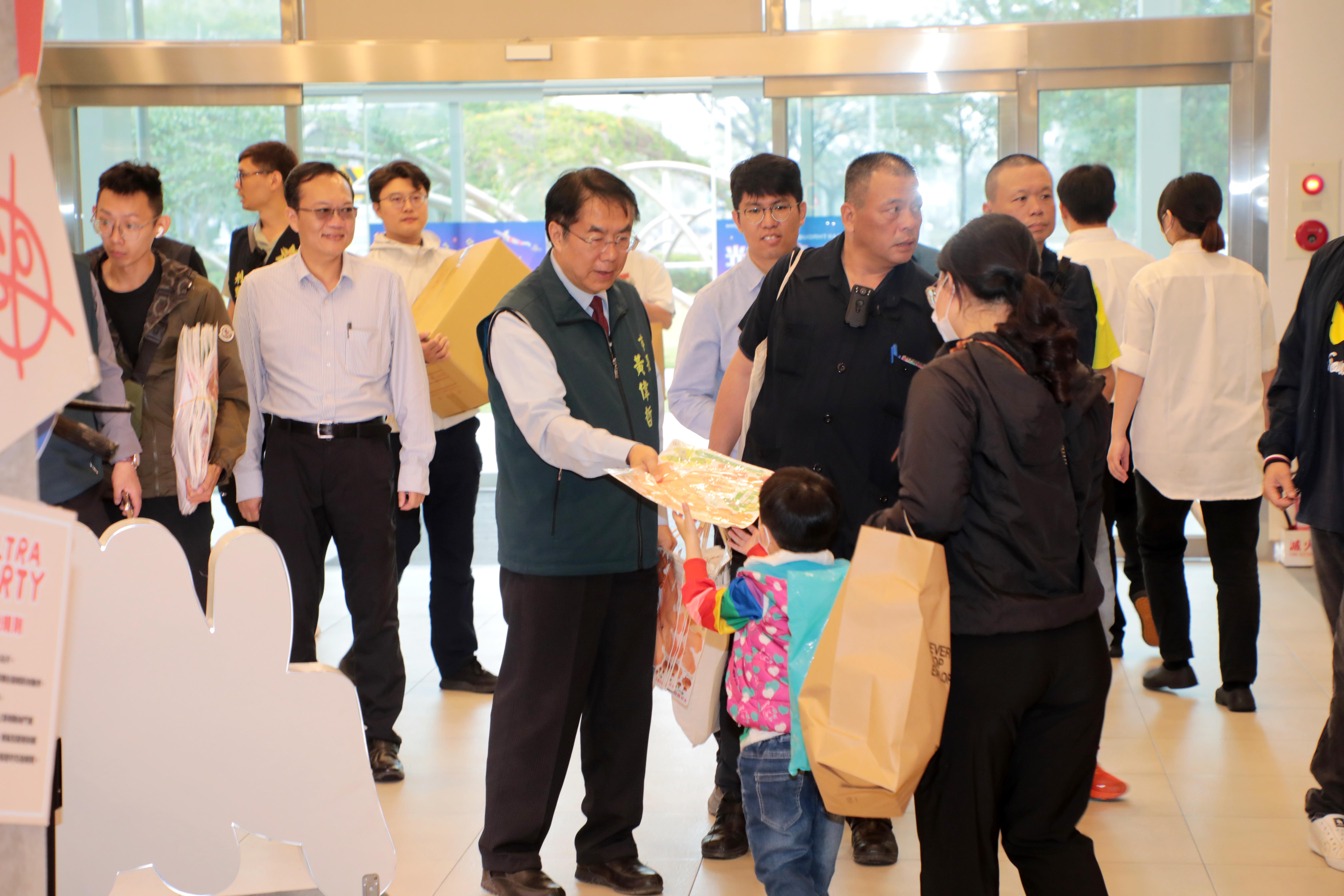 黃偉哲三井Outlet發送卡比胖拉小提燈 邀請民眾體驗台南元宵樂趣