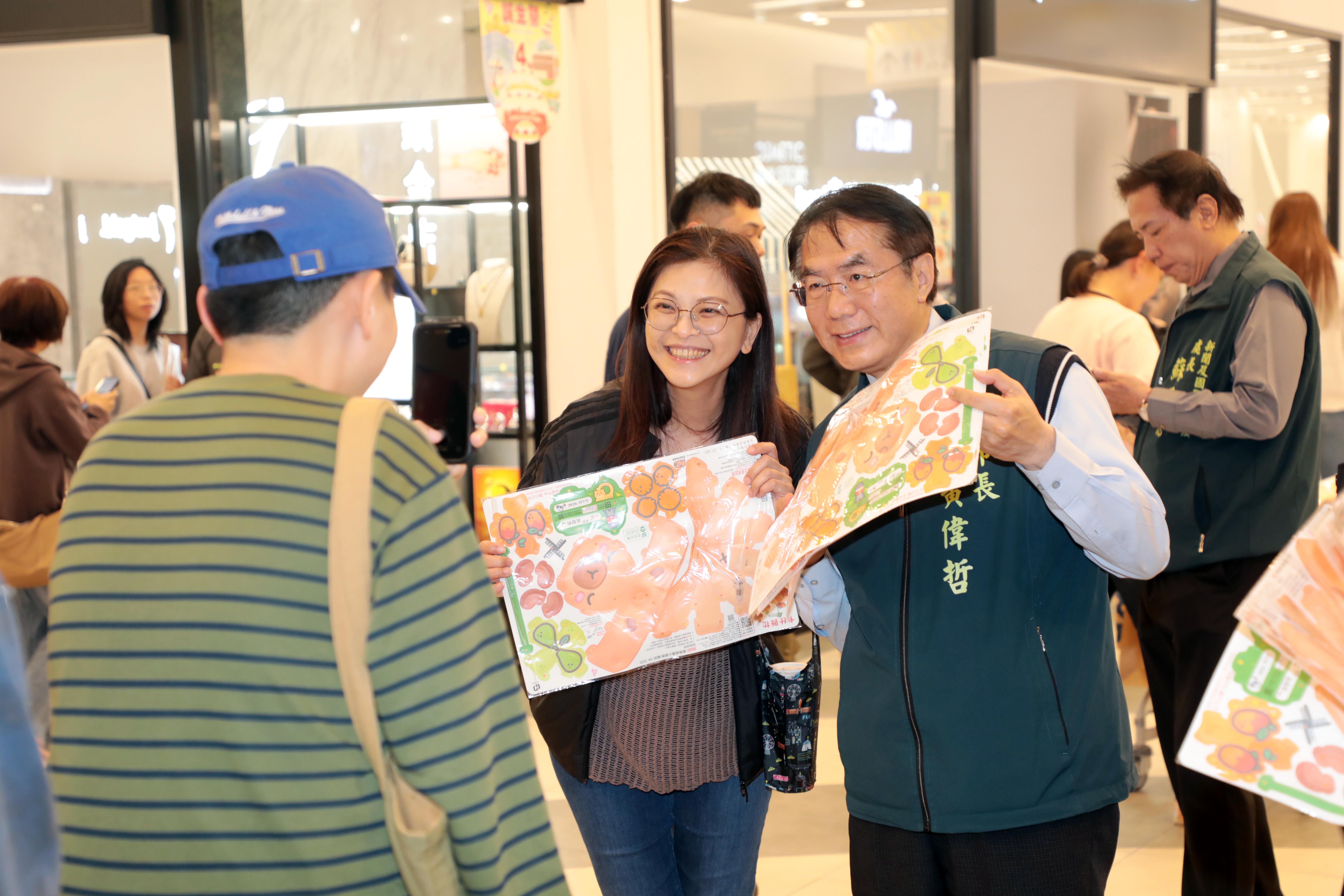 黃偉哲現身三井Outlet發送卡比胖拉小提燈 邀民眾暢遊台南歡度元宵