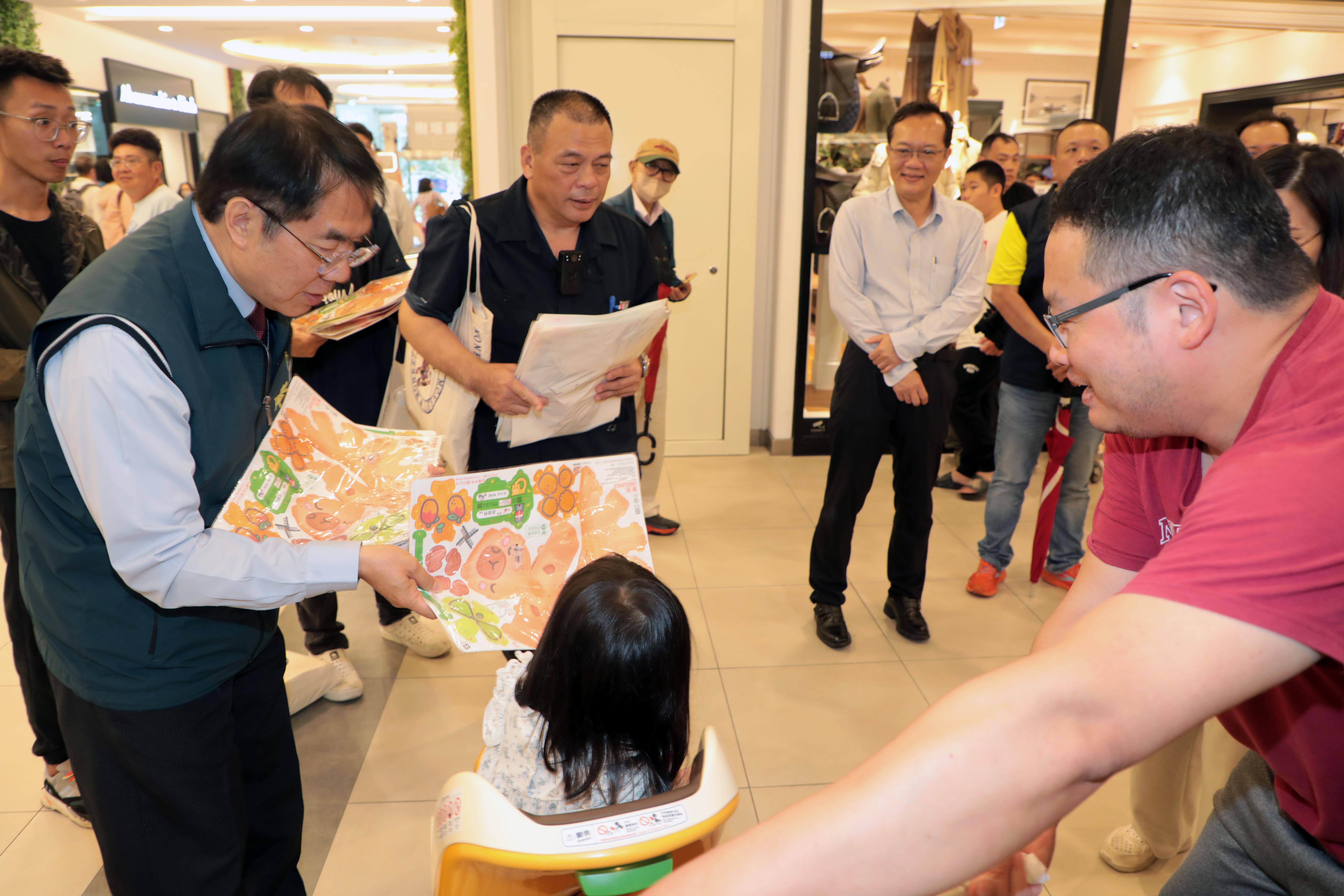 黃偉哲現身三井Outlet發送卡比胖拉小提燈 邀民眾暢遊台南歡度元宵