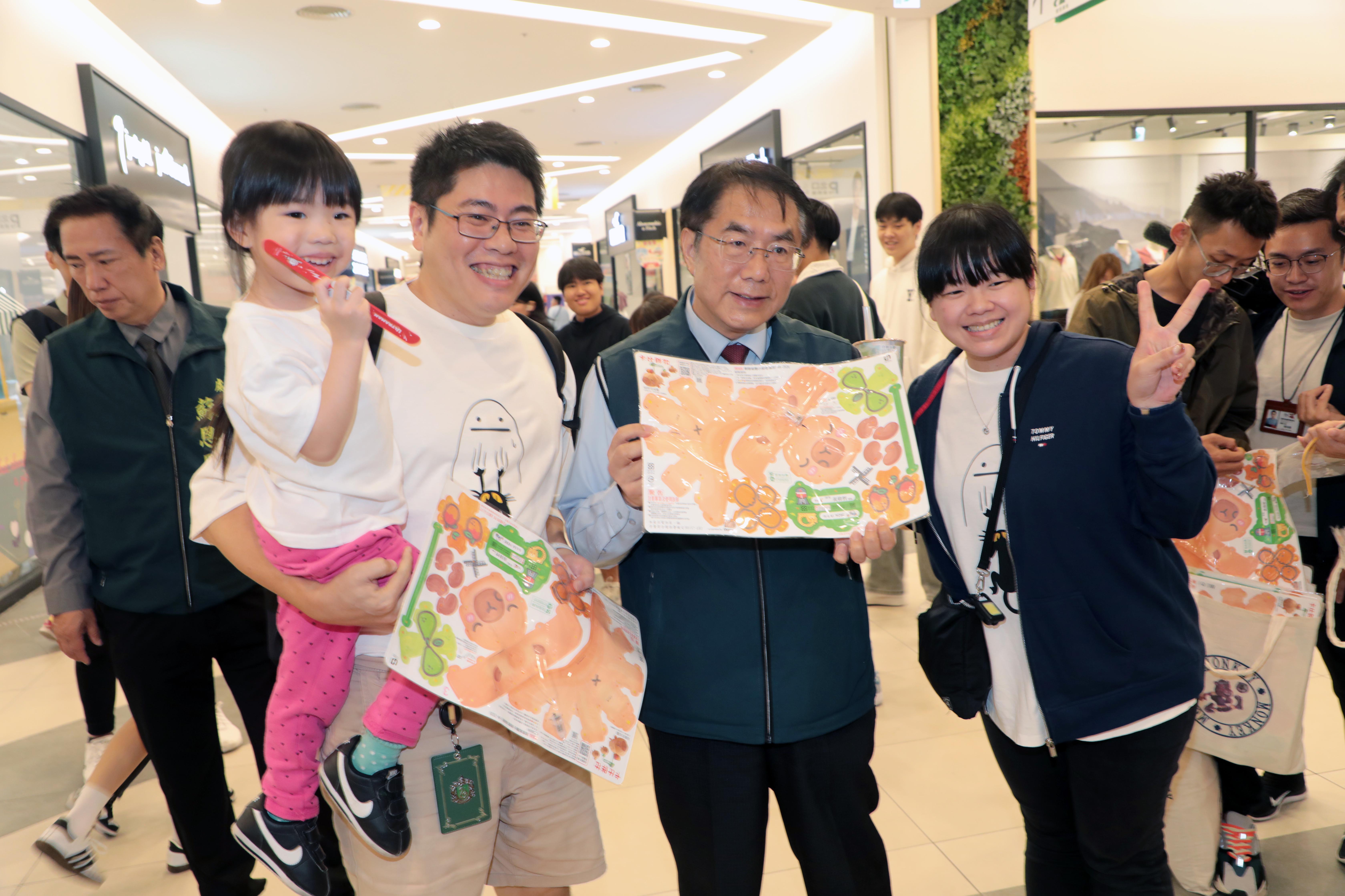 黃偉哲現身三井Outlet發送卡比胖拉小提燈 邀民眾暢遊台南歡度元宵