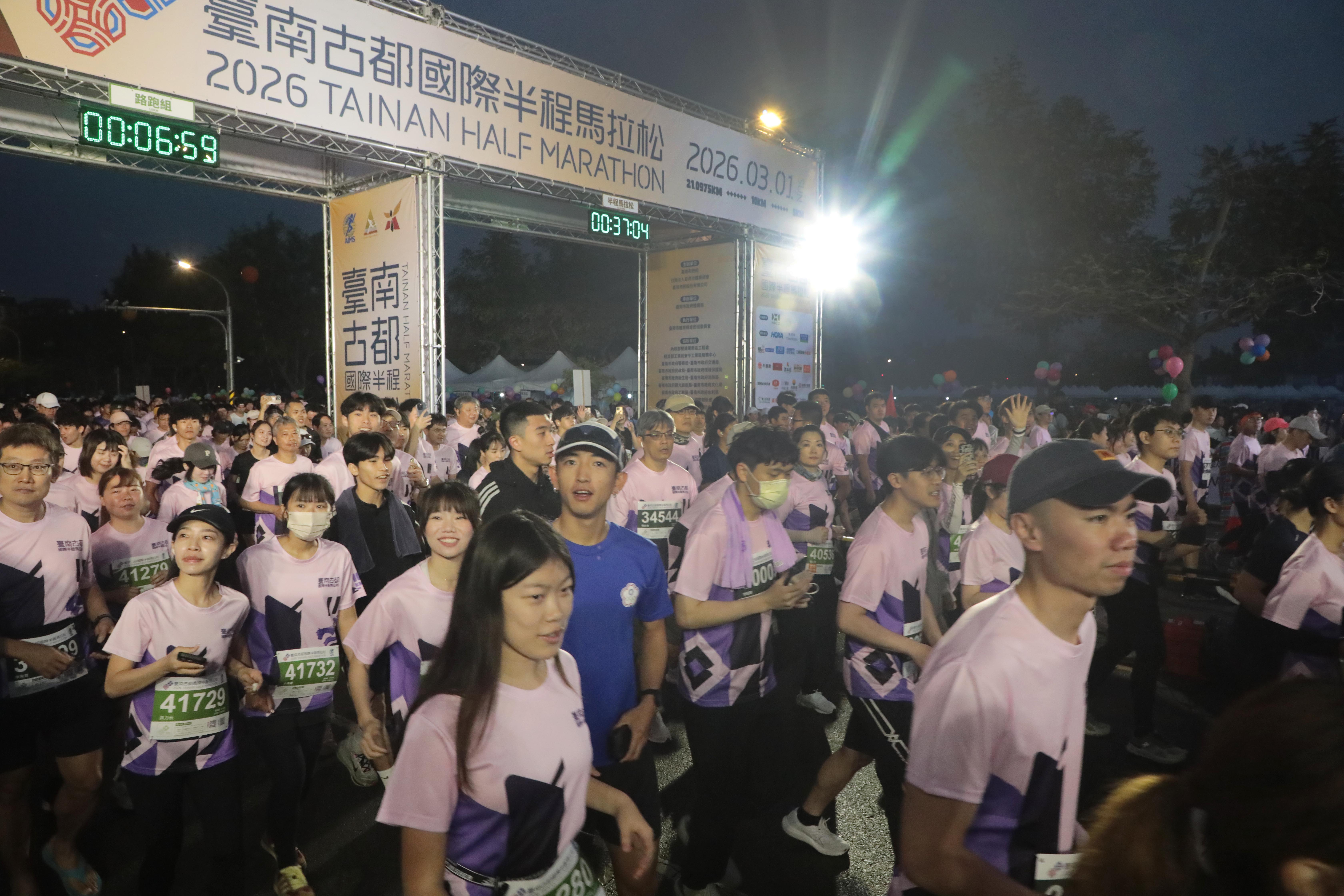 全臺最美賽道!黃偉哲鳴槍揭幕 2026古都馬2.5萬人共襄盛舉 米其林補給成焦點