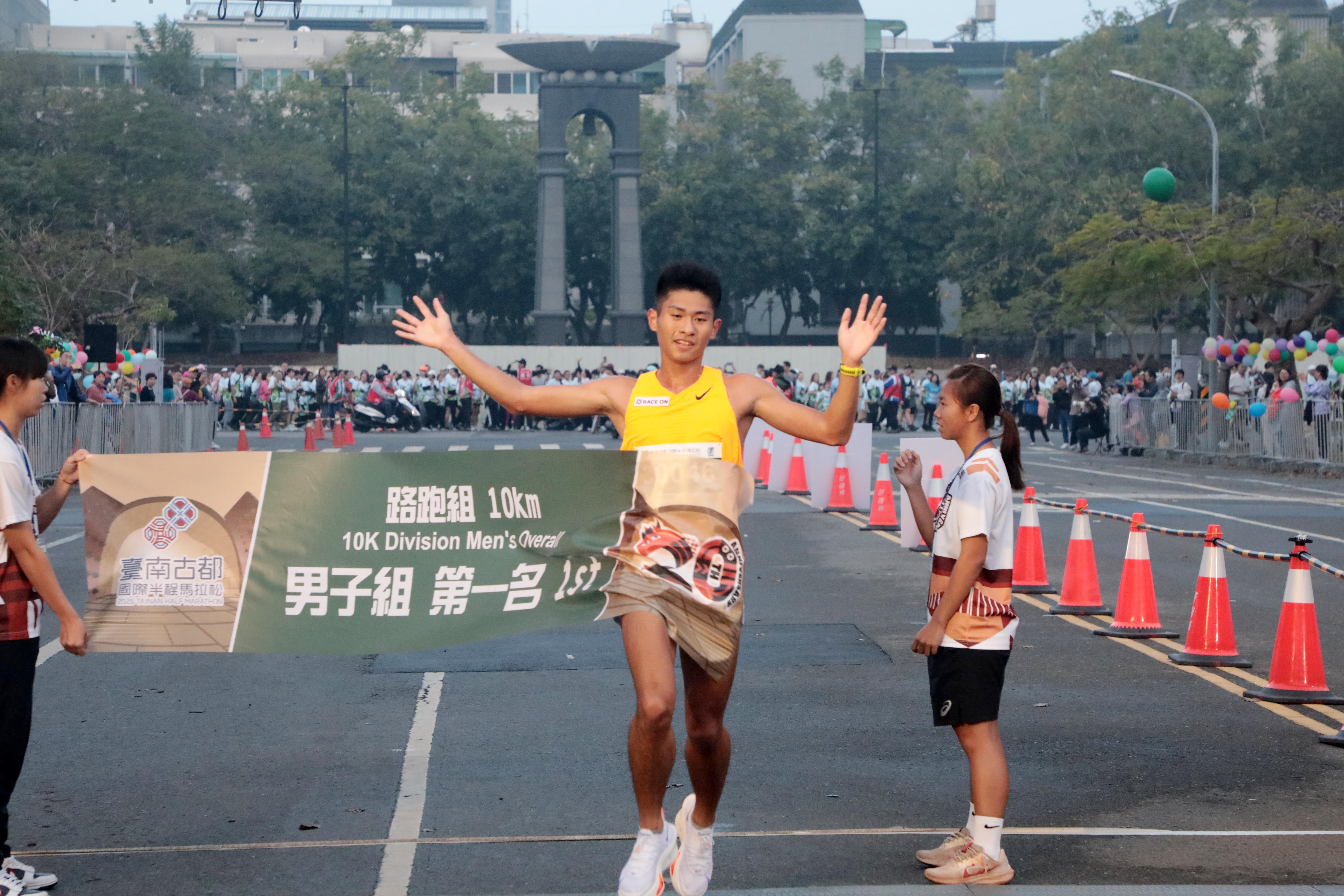 全臺最美賽道!黃偉哲鳴槍揭幕 2026古都馬2.5萬人共襄盛舉 米其林補給成焦點