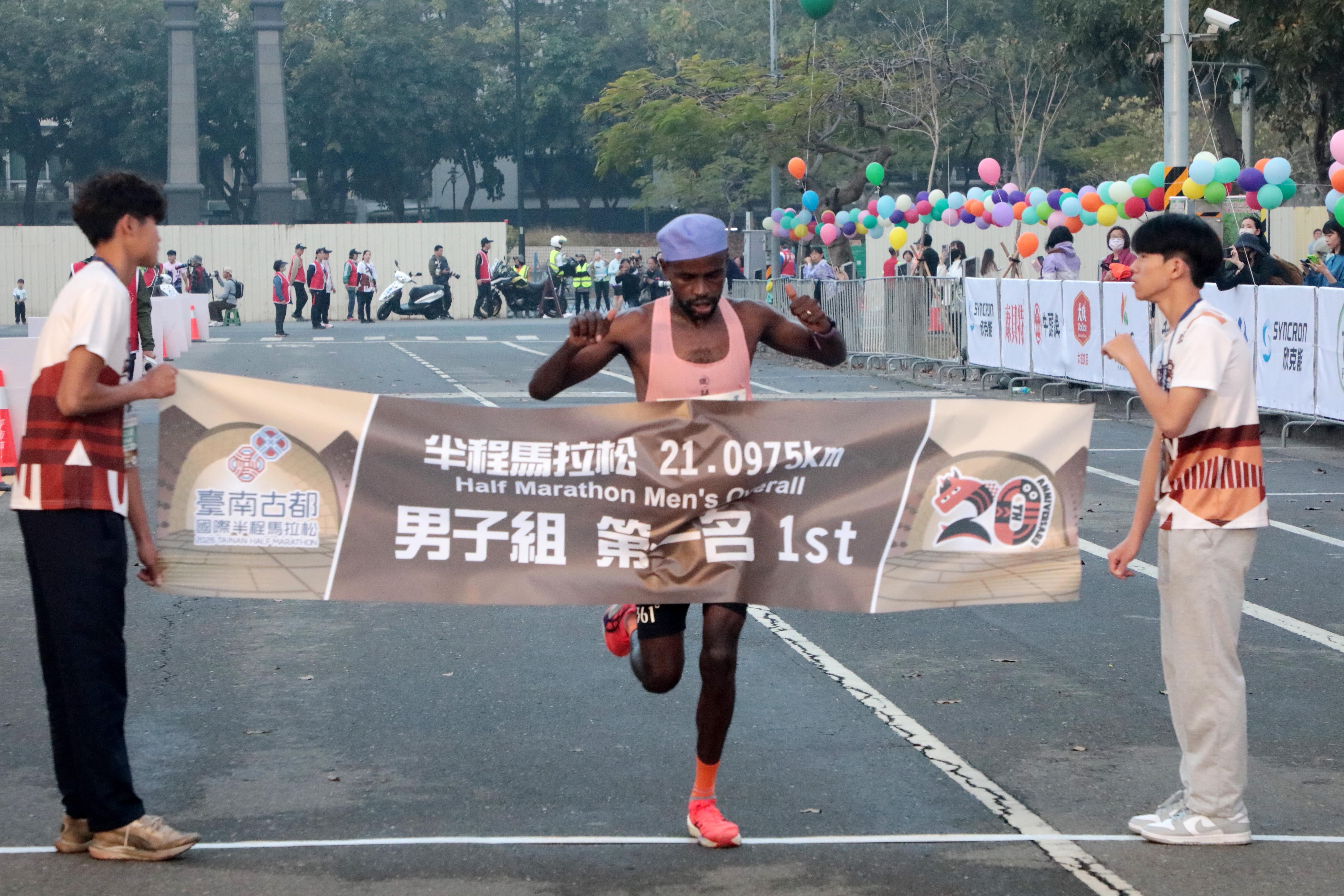 全臺最美賽道!黃偉哲鳴槍揭幕 2026古都馬2.5萬人共襄盛舉 米其林補給成焦點