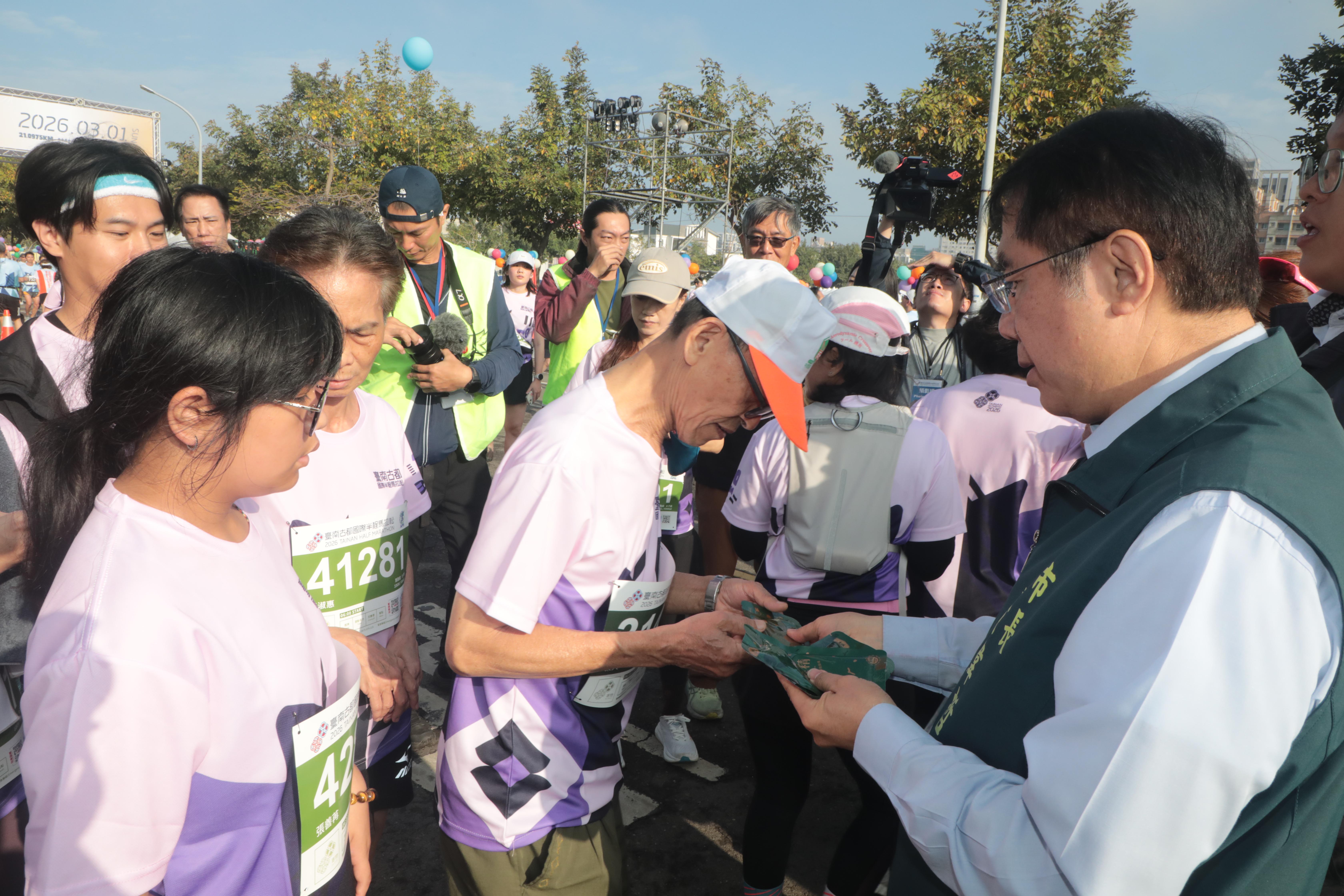 全臺最美賽道!黃偉哲鳴槍揭幕 2026古都馬2.5萬人共襄盛舉 米其林補給成焦點