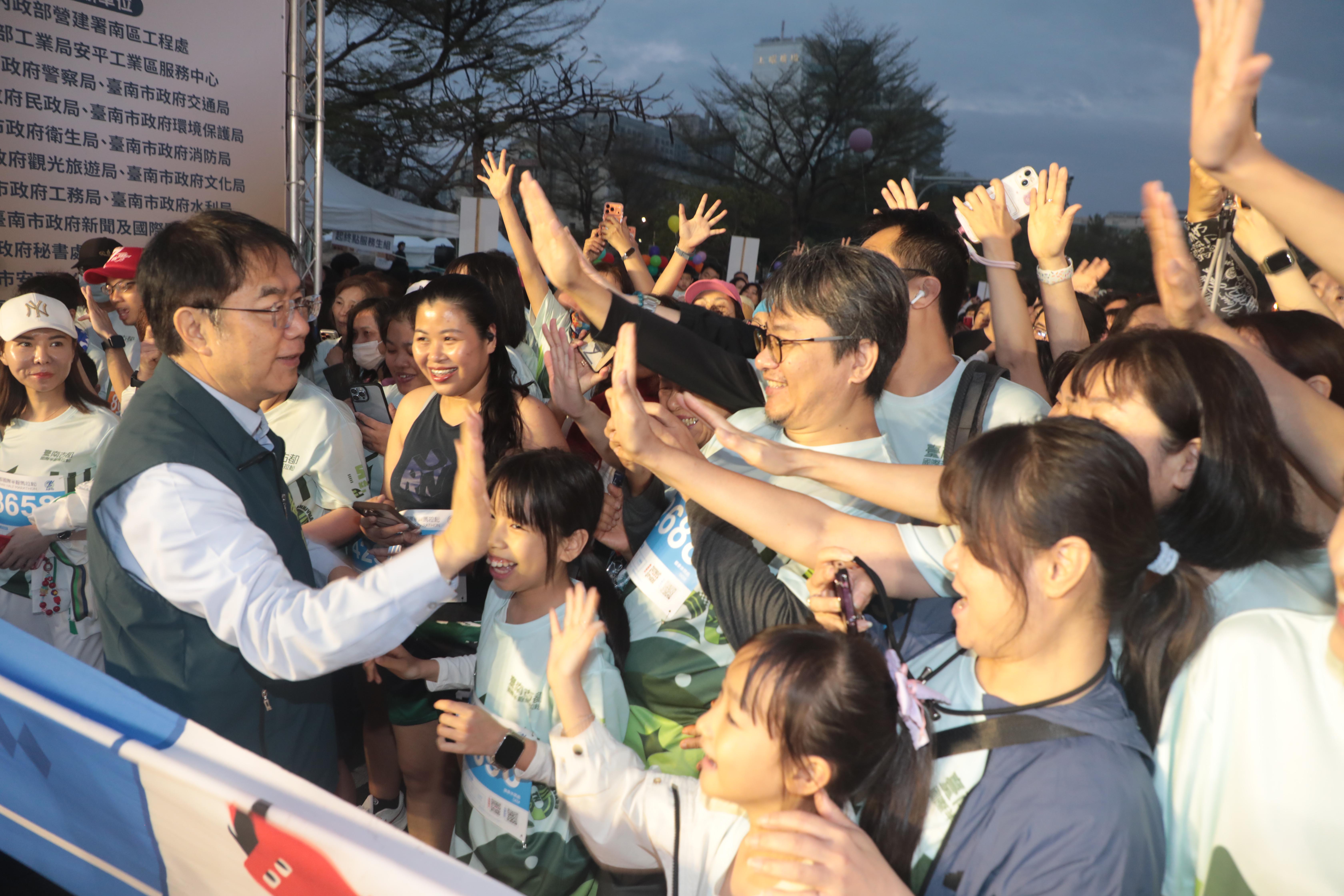 全臺最美賽道!黃偉哲鳴槍揭幕 2026古都馬2.5萬人共襄盛舉 米其林補給成焦點