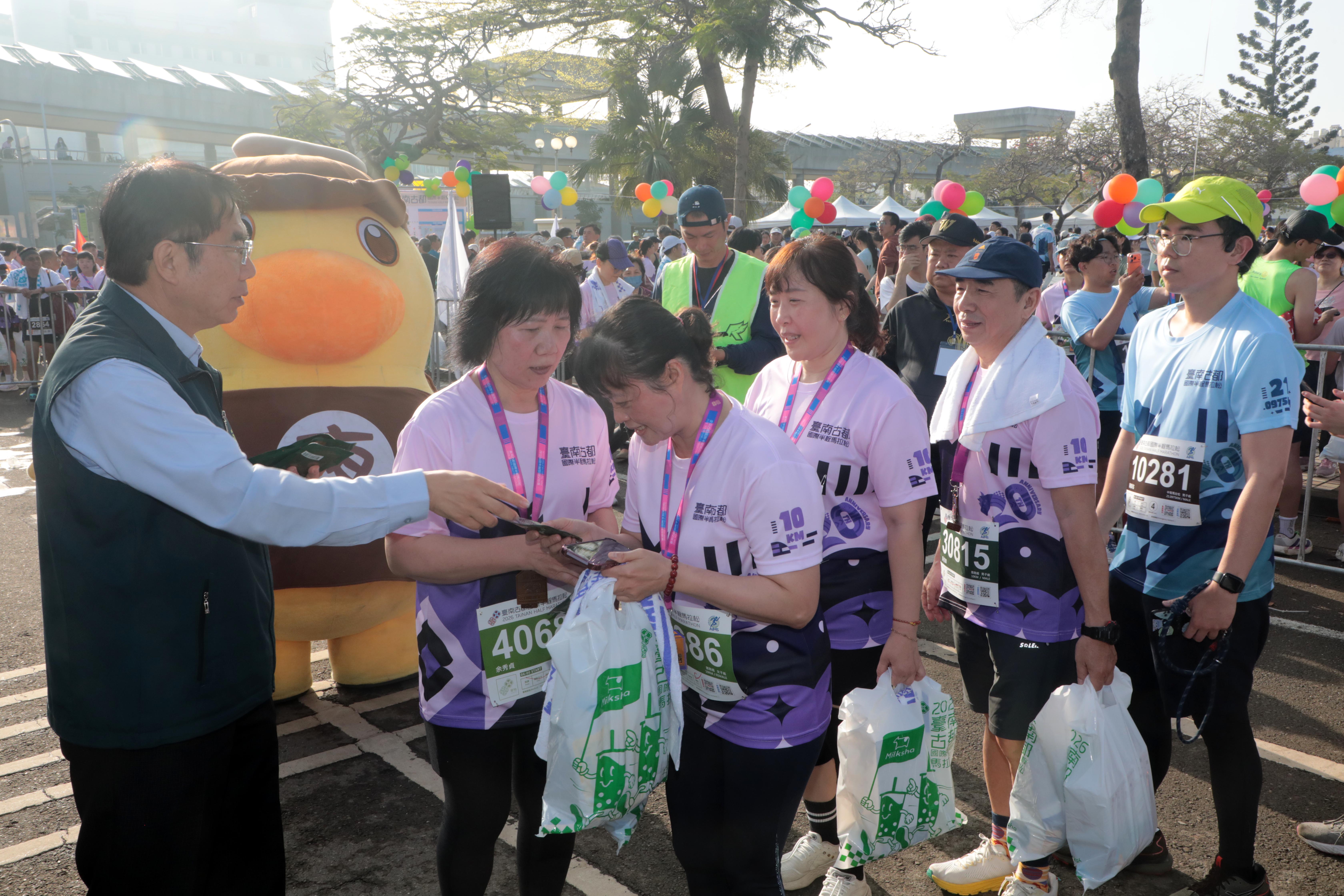 全臺最美賽道!黃偉哲鳴槍揭幕 2026古都馬2.5萬人共襄盛舉 米其林補給成焦點