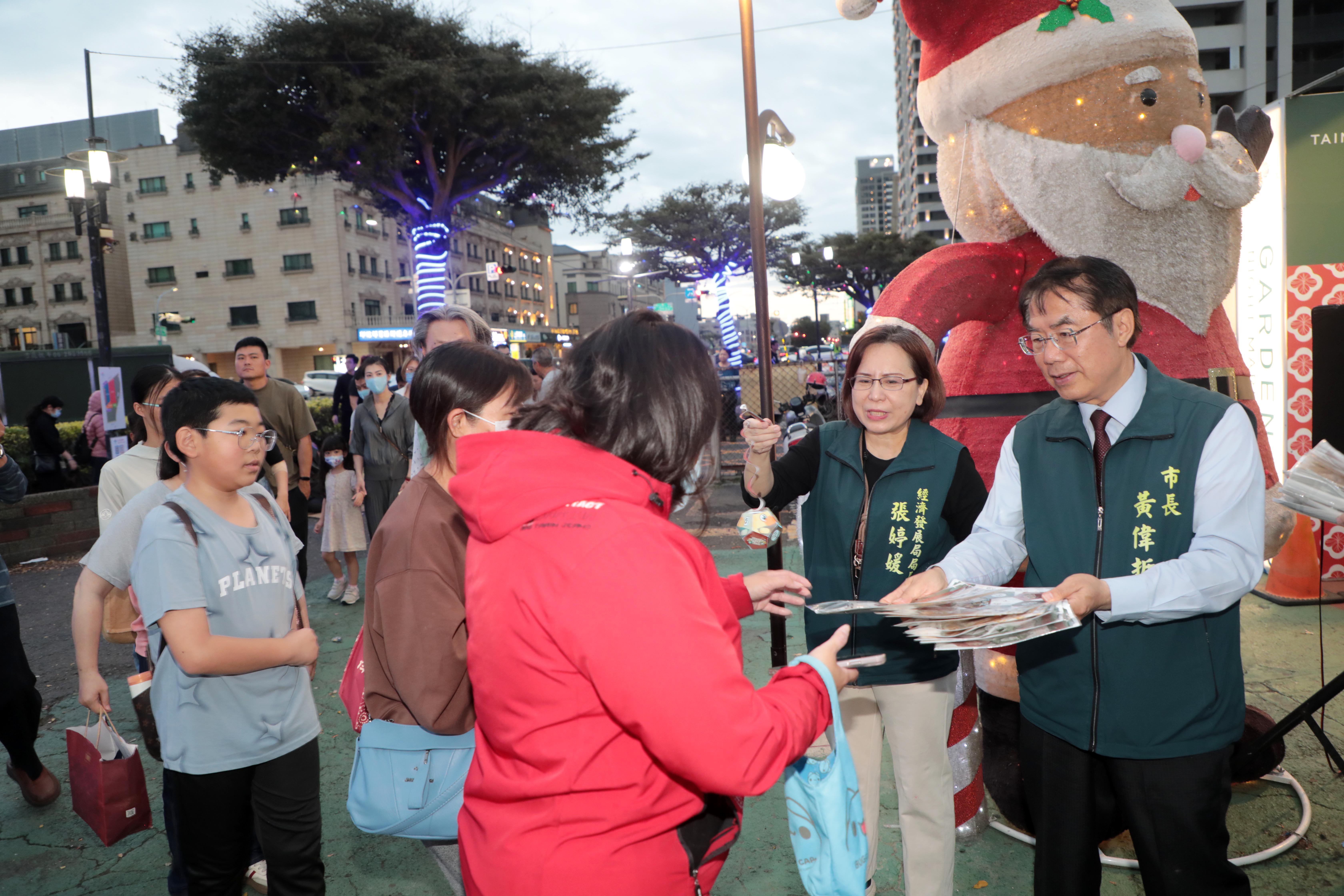 雙鴨躍馬迎元宵　黃偉哲現身花園夜市發送限量鴨鴨小提燈