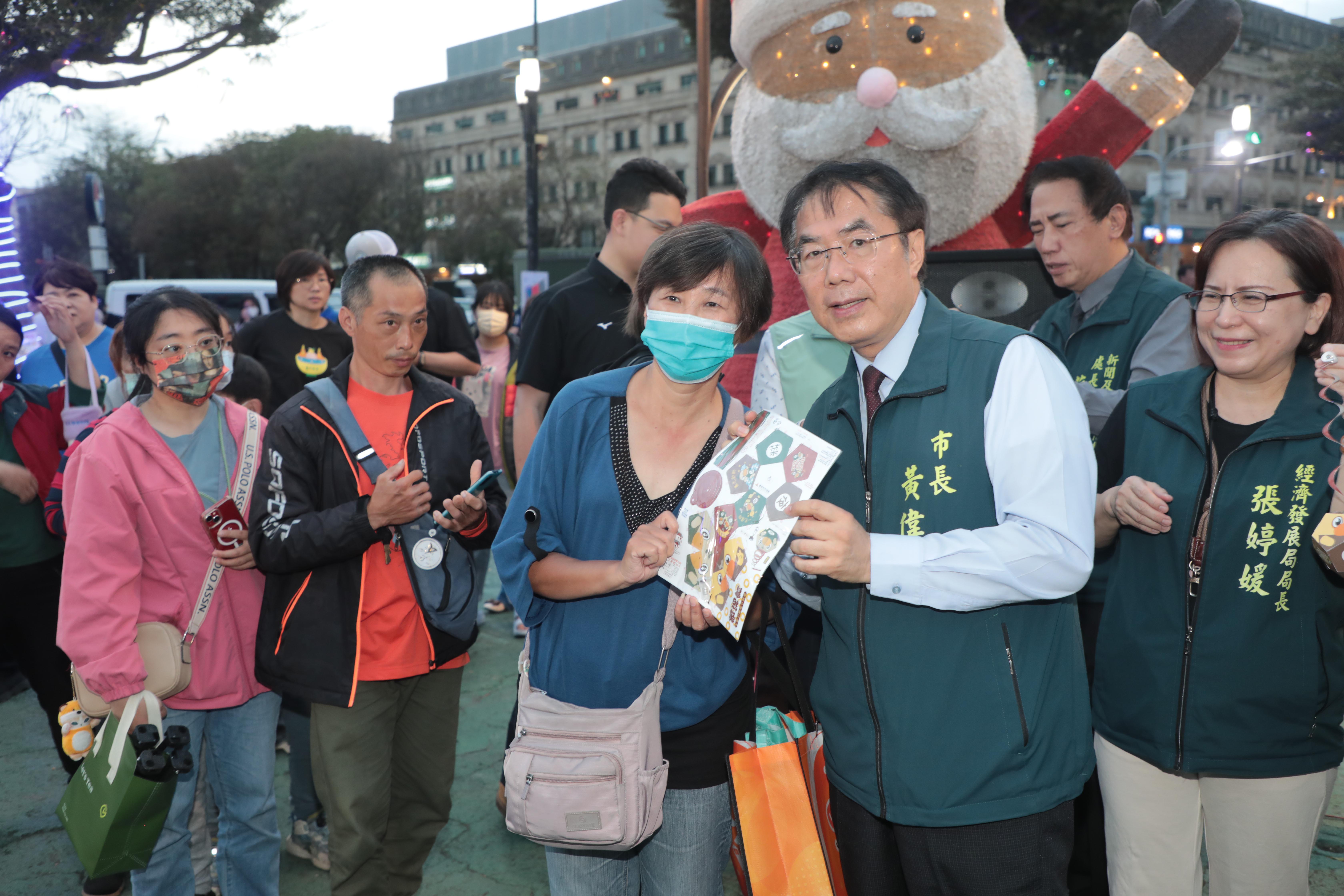 雙鴨躍馬迎元宵　黃偉哲現身花園夜市發送限量鴨鴨小提燈