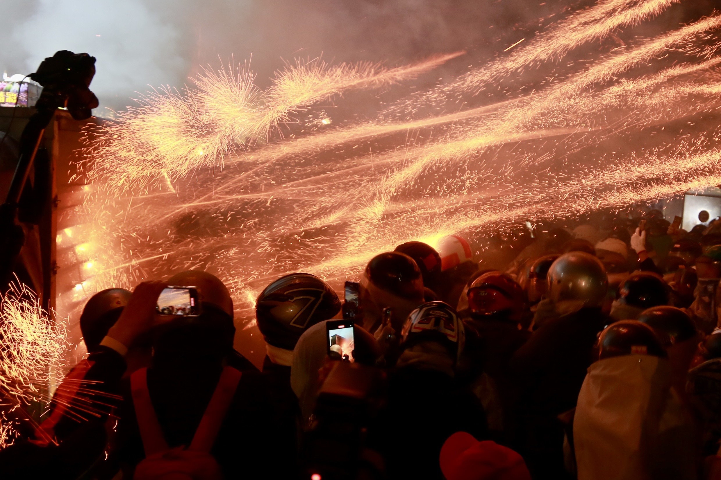 白天賞蘭展、晚上犁蜂炮！黃偉哲邀元宵日夜暢遊臺南雙重盛典