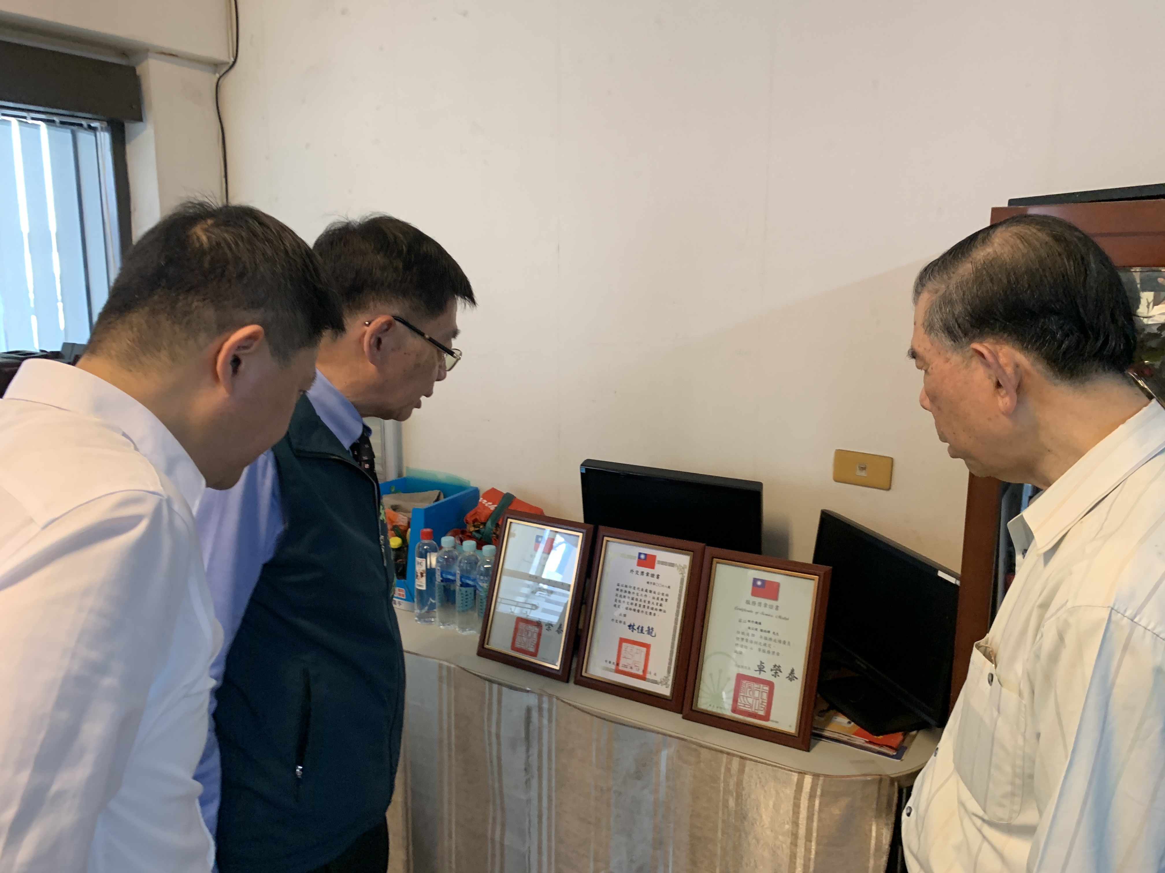 典型在夙昔 台南頒卓越市民榮銜追思已故前駐印度公使謝柏輝