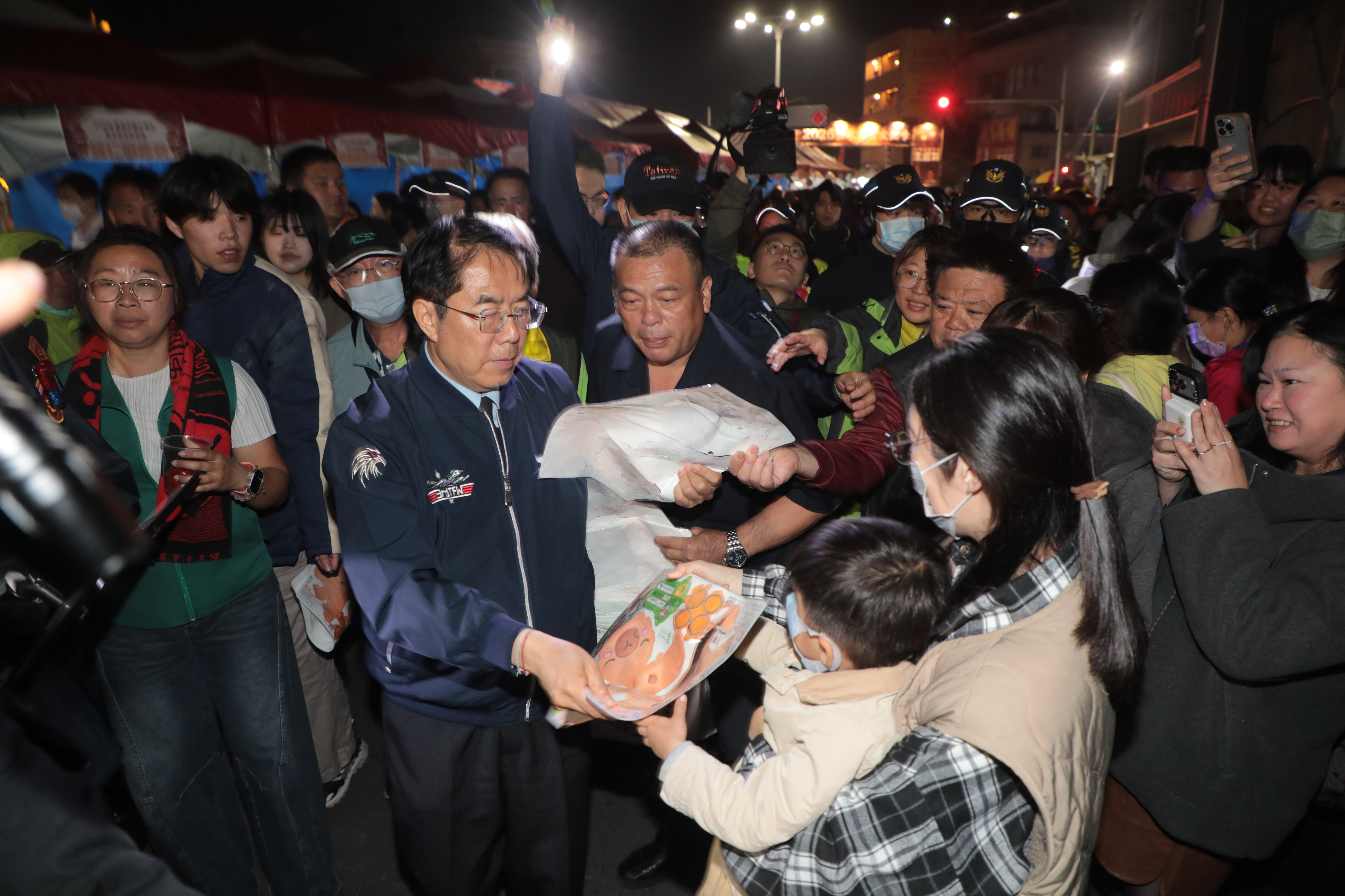 元宵鹽水蜂炮璀璨奪目兩日吸引近60萬民眾參與  黃偉哲啟炮祈福國泰民安